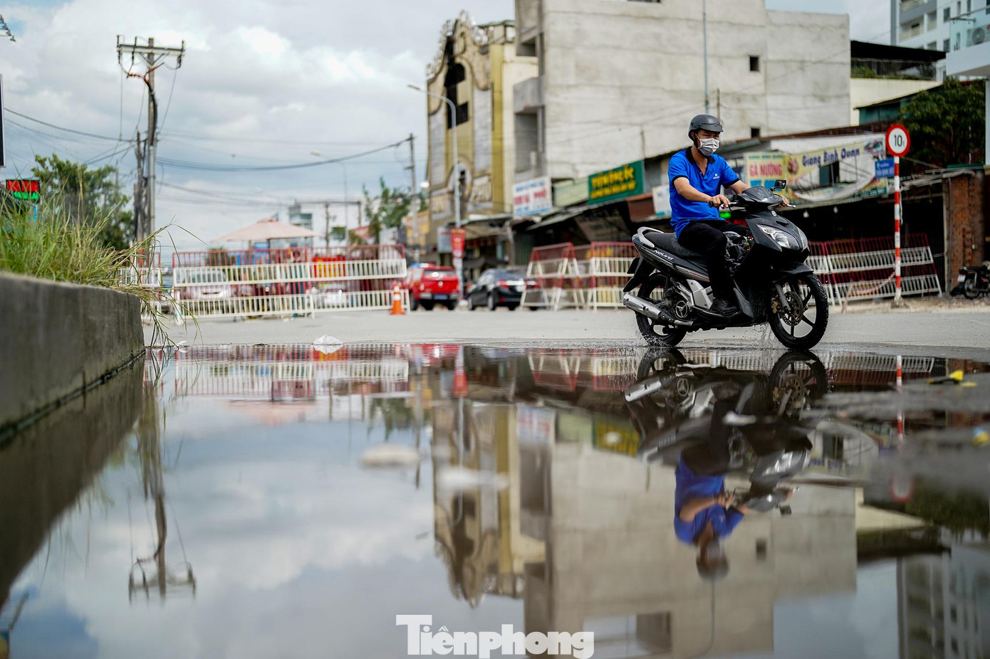 Hiện trường vẫn phong toả, nhiều người dân phải chọn lối đi khác.