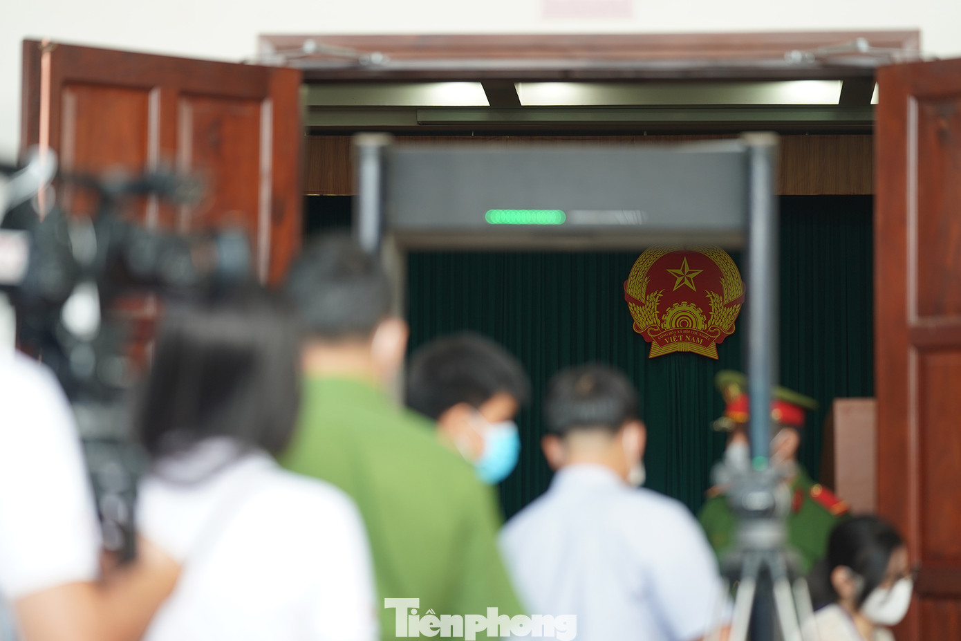 Phóng viên yêu cầu giao nộp điện thoại cho bộ hành chính trước khi vào phòng xử.