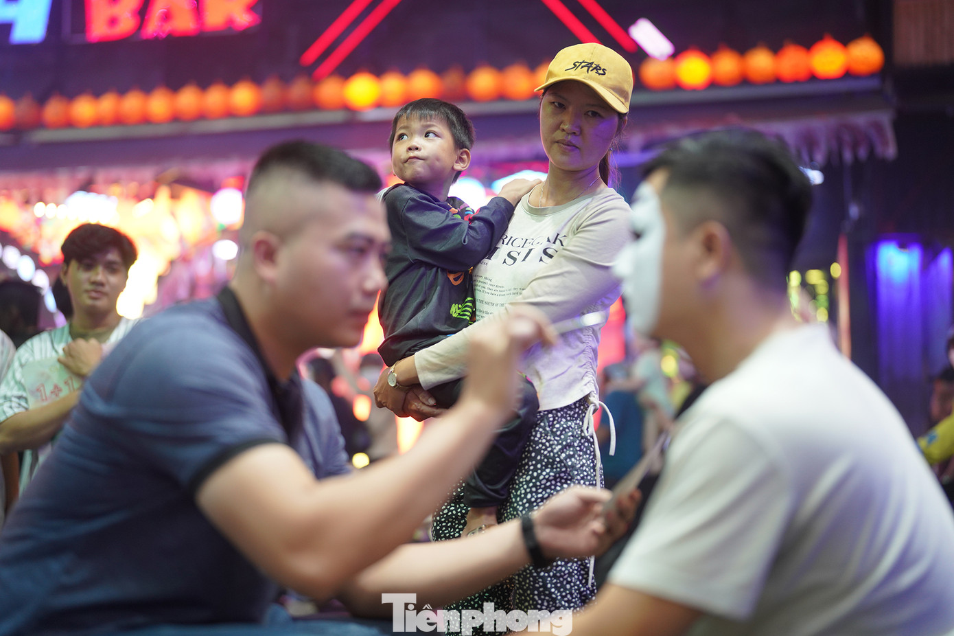 Hai mẹ con bé Nhân (4 tuổi, Quận 1) đứng đợi khá lâu để đến lượt. Nhóm hoạ sĩ bày mẫu mặt trước phòng tranh 101, Bùi Viện để phục vụ những người có nhu cầu. Theo mẹ bé Nhân, năm nay là năm đầu tiên bé tham gia lễ hội và khá thích với mẫu tự chọn.