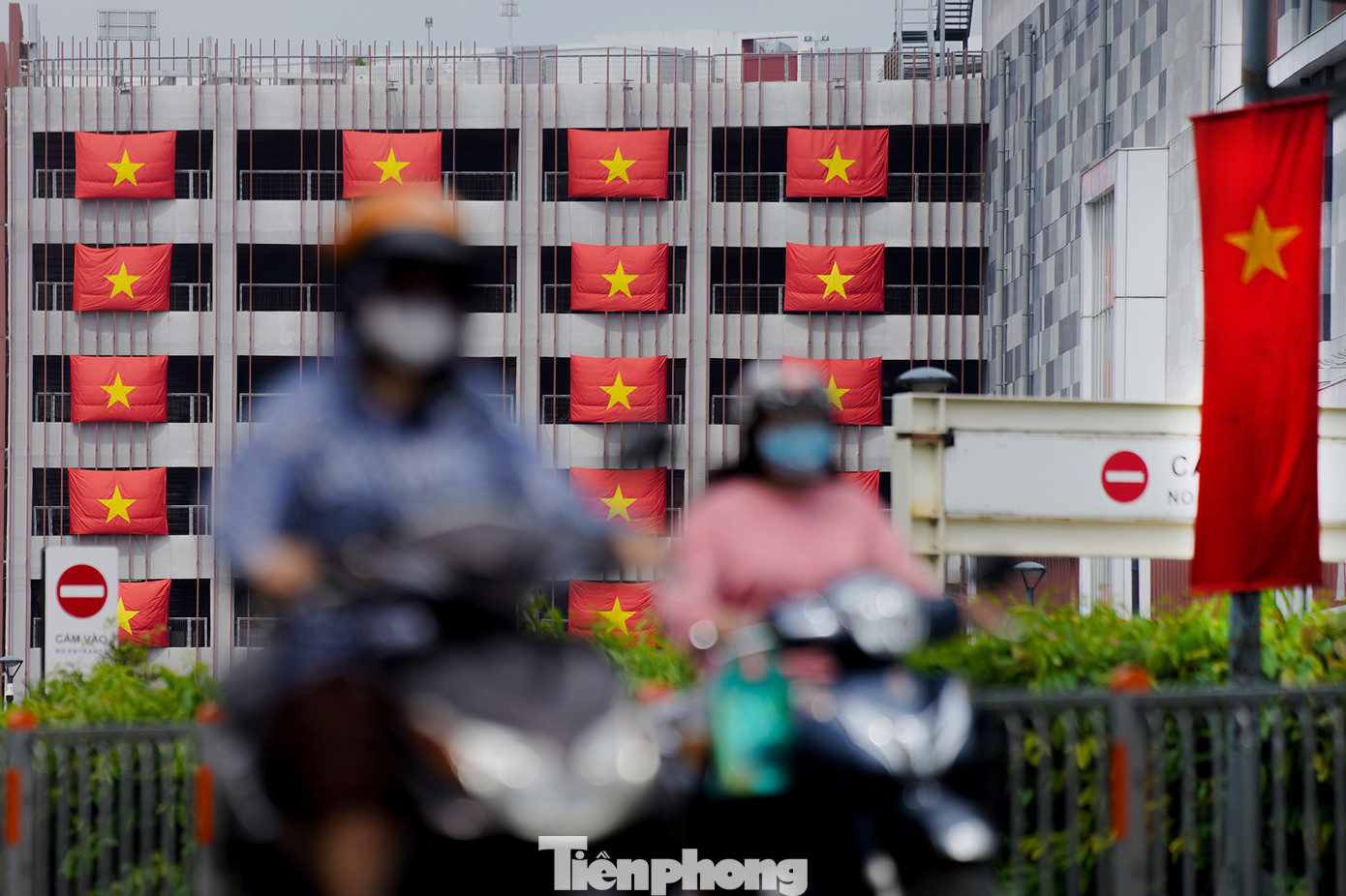 Trên trục đường Tân Thắng (quận Tân Phú), một khu cao ốc văn phòng thuộc siêu thị Aeon gây chú ý bởi quốc kỳ treo dọc các tầng thẳng tắp. Trên trục đường Tân Thắng (quận Tân Phú), một khu cao ốc văn phòng thuộc siêu thị Aeon gây chú ý bởi quốc kỳ treo dọc các tầng thẳng tắp.