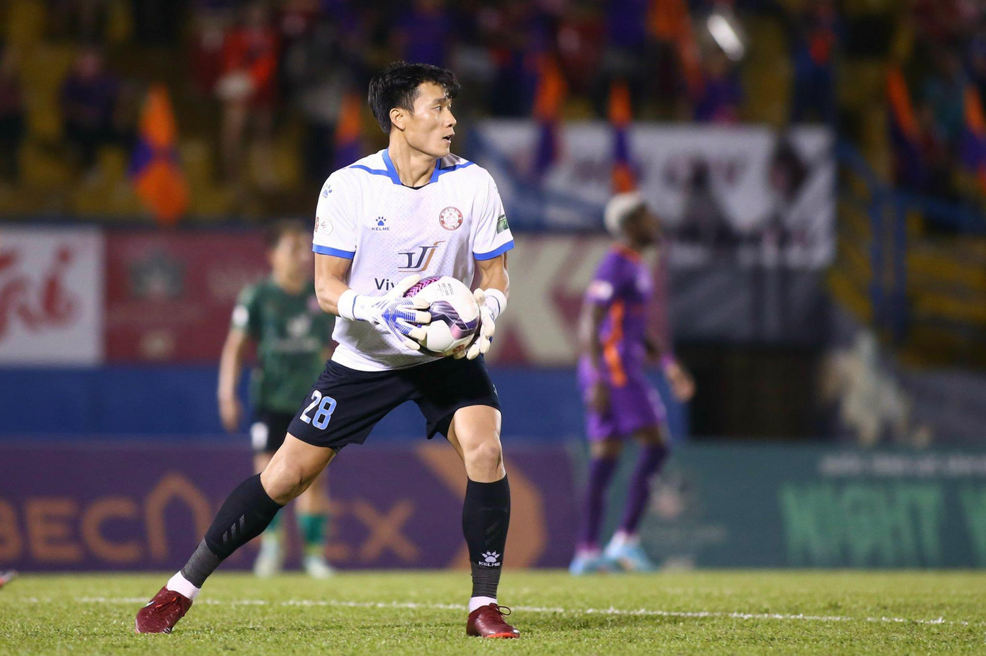 Phút 52, thủ thành Bùi Tiến Dũng dũng cảm lao ra cản phá, anh va chạm khá mạnh với cầu thủ của Bình Dương và bị choáng nhẹ. Phút 52, thủ thành Bùi Tiến Dũng dũng cảm lao ra cản phá, anh va chạm khá mạnh với cầu thủ của Bình Dương và bị choáng nhẹ.