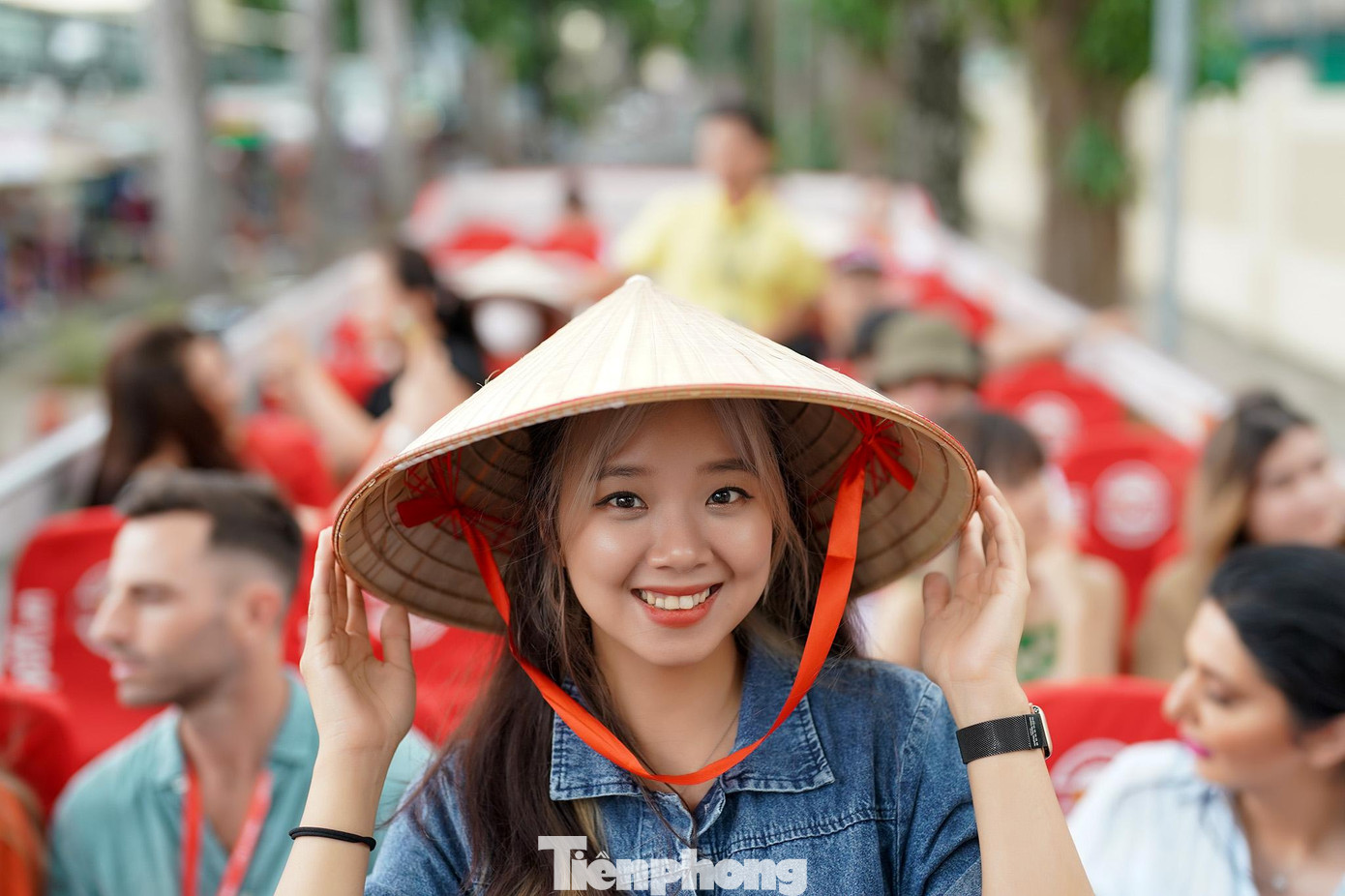 Alice Kim thích thú tạo dáng với chiếc nón lá Việt Nam.