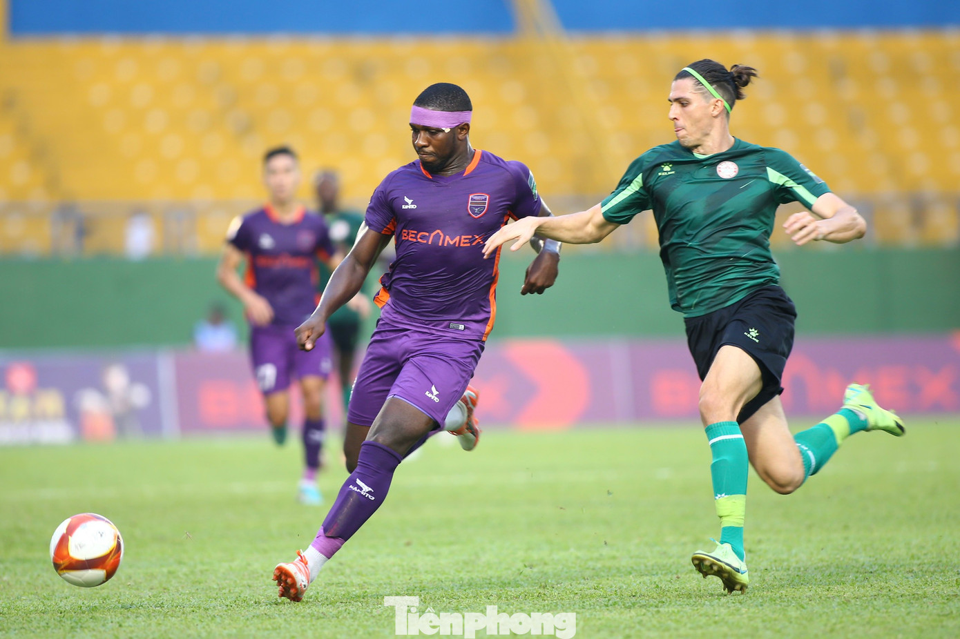 Trong khi đội Bình Dương dù cầm nhiều bóng, nhưng thi đấu bế tắc do Rimario Gordon và Tiến Linh không tìm được tiếng nói chung. Tiến Linh phải thi đấu dạt biên, có lúc lùi xuống chơi như một hộ công. Ở cả hai vai trò, cầu thủ mang áo số 22 đều gặp khó do bị đối thủ theo kèm rất chặt.