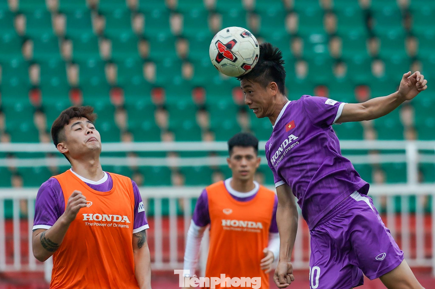 Văn Đức mạnh mẽ tranh cướp bóng trong bài tập chống bóng bổng.