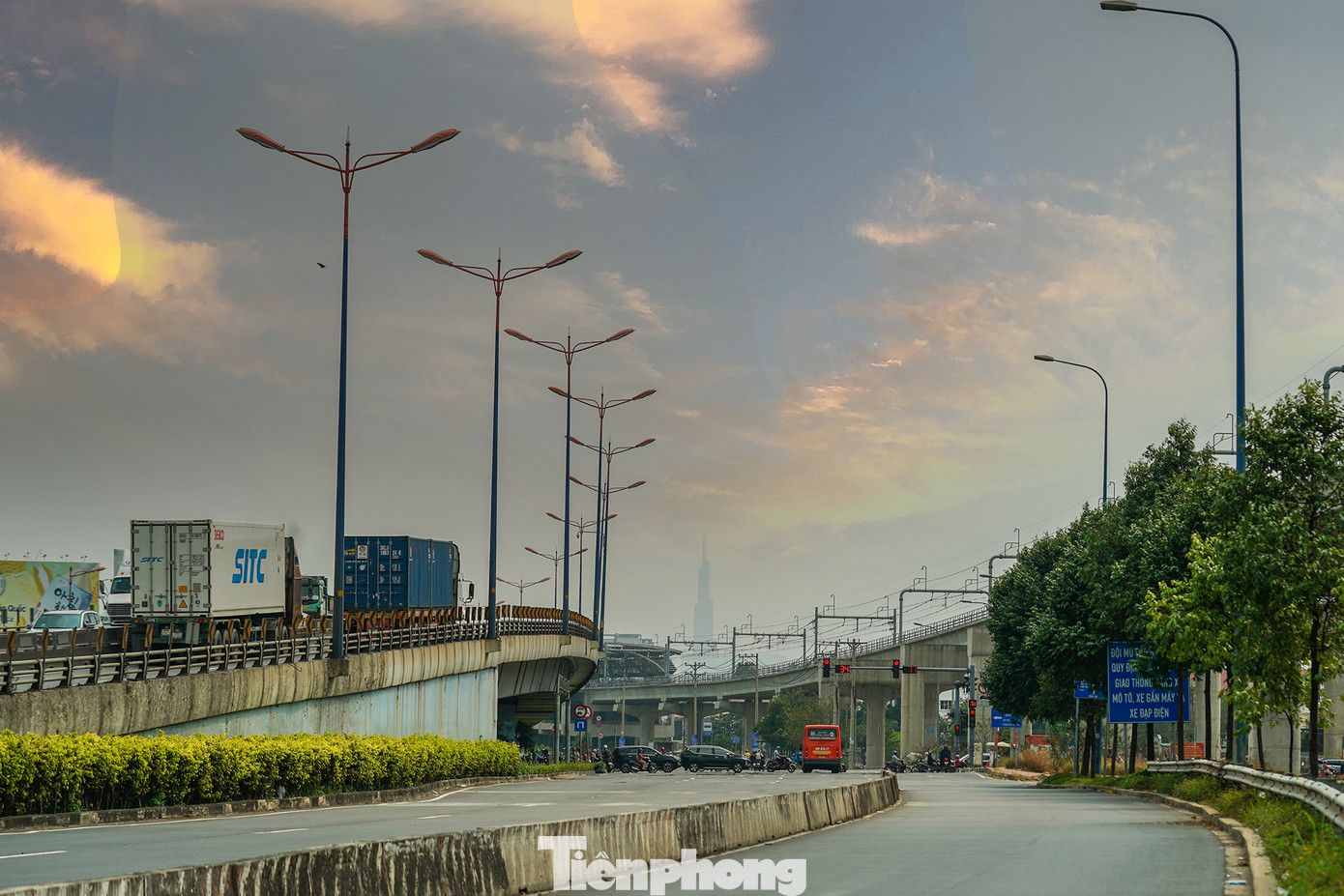 Ngã tư Thủ Đức, điểm tiếp giáp giữa đường Võ Nguyên Giáp trong tương lai và xa lộ Hà Nội.