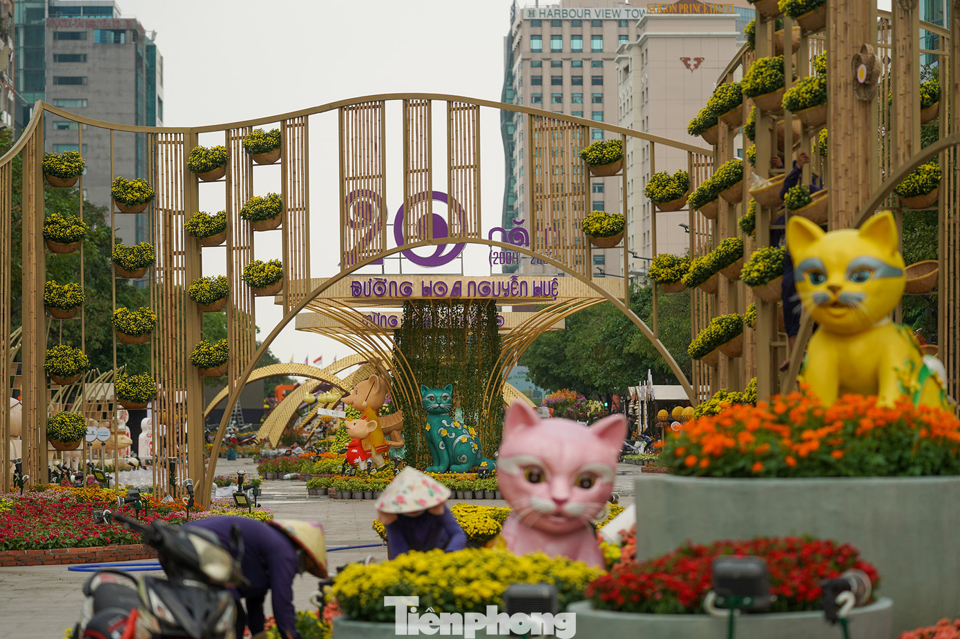 Đường hoa Nguyễn Huệ 2023 được chia thành 2 phần, gồm “Xuân An Vui” và “Xuân Thịnh Vượng”. Công trình kéo dài hơn 600m từ đường Tôn Đức Thắng đến đại lộ Lê Lợi, sử dụng nhiều chất liệu như kim loại, xốp, mây, tre, nứa, gạch, vải... cùng khoảng 88 loại hoa, 18 loại lá, gần 106.000 chậu, giỏ hoa các loại, hơn 300m2 cỏ.