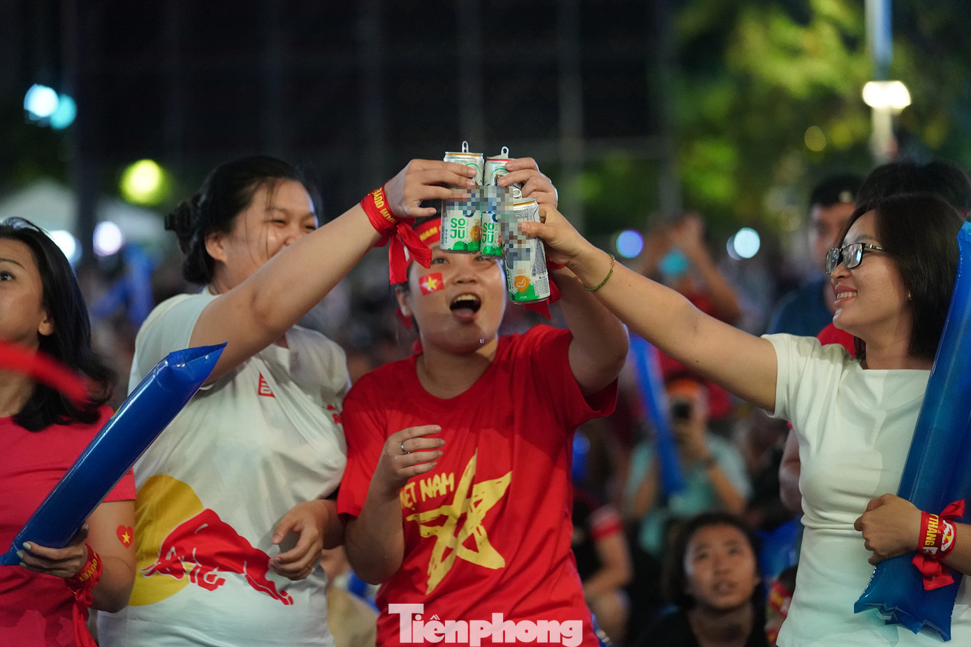 Tưng bừng ăn mừng không thua mấy anh...