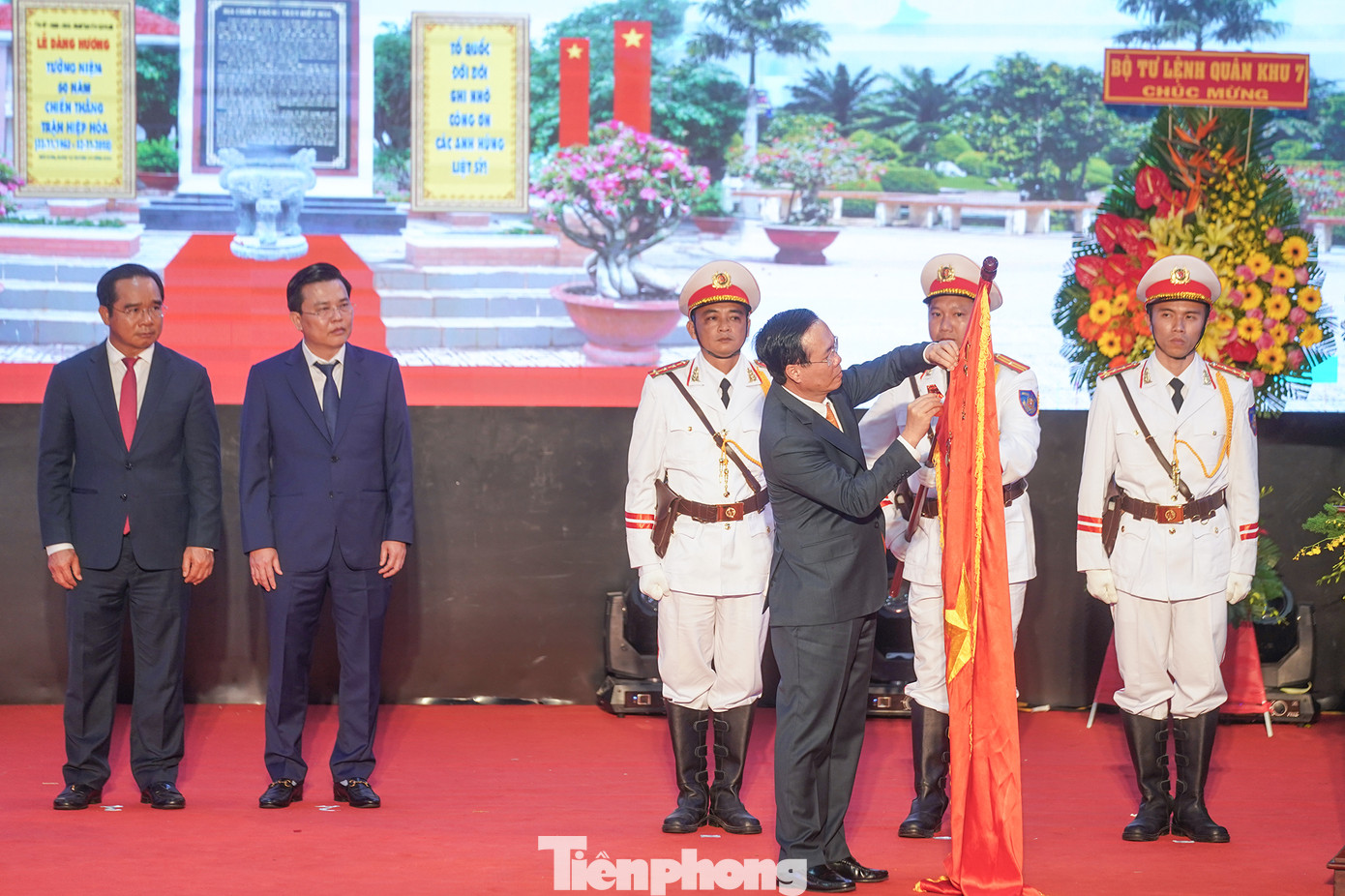 Chủ tịch nước Võ Văn Thưởng thực hiện nghi thức gắn huân chương lên cờ truyền thống. Chủ tịch nước Võ Văn Thưởng thực hiện nghi thức gắn huân chương lên cờ truyền thống.