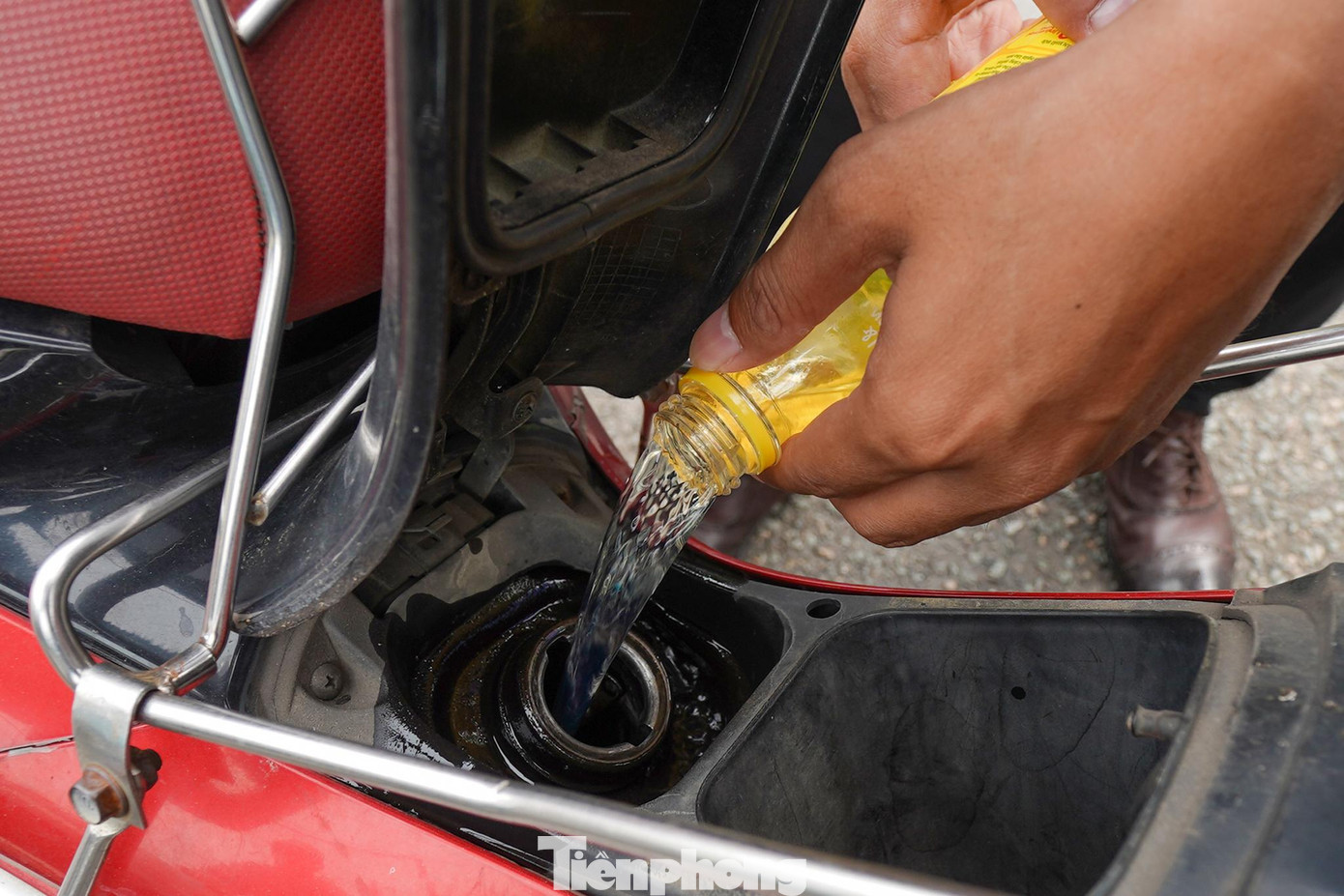 Mỗi xe, bác tài ba gác cho một ít xăng để nổ máy và hướng dẫn đường đến cây xăng gần nhất đang mở bán.