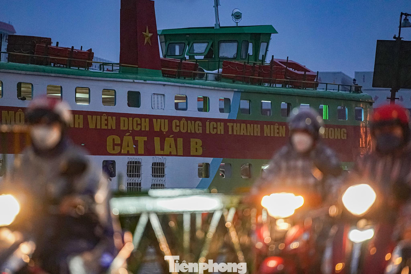 Kết thúc nghỉ lễ, lượng người qua phà Cát Lái về lại TPHCM khá đông. Phà Cát Lái cũng tăng cường chuyến trong dịp lễ để phục vụ nhu cầu đi lại của người dân. Kết thúc nghỉ lễ, lượng người qua phà Cát Lái về lại TPHCM khá đông. Phà Cát Lái cũng tăng cường chuyến trong dịp lễ để phục vụ nhu cầu đi lại của người dân.