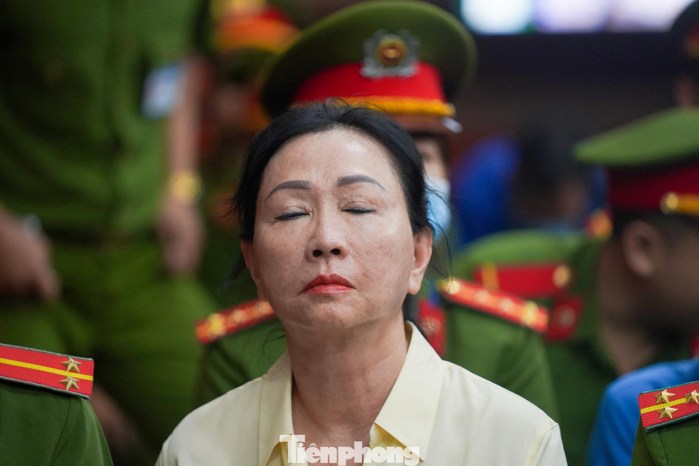 Bị cáo Trương Mỹ Lan thoáng chút mệt mỏi trước phiên xử. Trong giờ giải lao phiên xử hôm 7/3, HĐXX có nhận được đơn của bị cáo Trương Mỹ Lan và chồng là bị cáo Chu Lập Cơ (do luật sư viết thay) trình bày hiện tại còn nhiều cá nhân, tổ chức trong và ngoài nước đang nợ tiền của các bị cáo. Hai bị cáo này có nguyện vọng để con gái, đại diện cho gia đình đi thu hồi số tiền này để khắc phục hậu quả của vụ án và đề nghị HĐXX cho phép chuyển đơn của các bị cáo đến con gái để thông báo ý kiến về việc thu hồi các khoản tiền nói trên. Bị cáo Trương Mỹ Lan thoáng chút mệt mỏi trước phiên xử. Trong giờ giải lao phiên xử hôm 7/3, HĐXX có nhận được đơn của bị cáo Trương Mỹ Lan và chồng là bị cáo Chu Lập Cơ (do luật sư viết thay) trình bày hiện tại còn nhiều cá nhân, tổ chức trong và ngoài nước đang nợ tiền của các bị cáo. Hai bị cáo này có nguyện vọng để con gái, đại diện cho gia đình đi thu hồi số tiền này để khắc phục hậu quả của vụ án và đề nghị HĐXX cho phép chuyển đơn của các bị cáo đến con gái để thông báo ý kiến về việc thu hồi các khoản tiền nói trên.