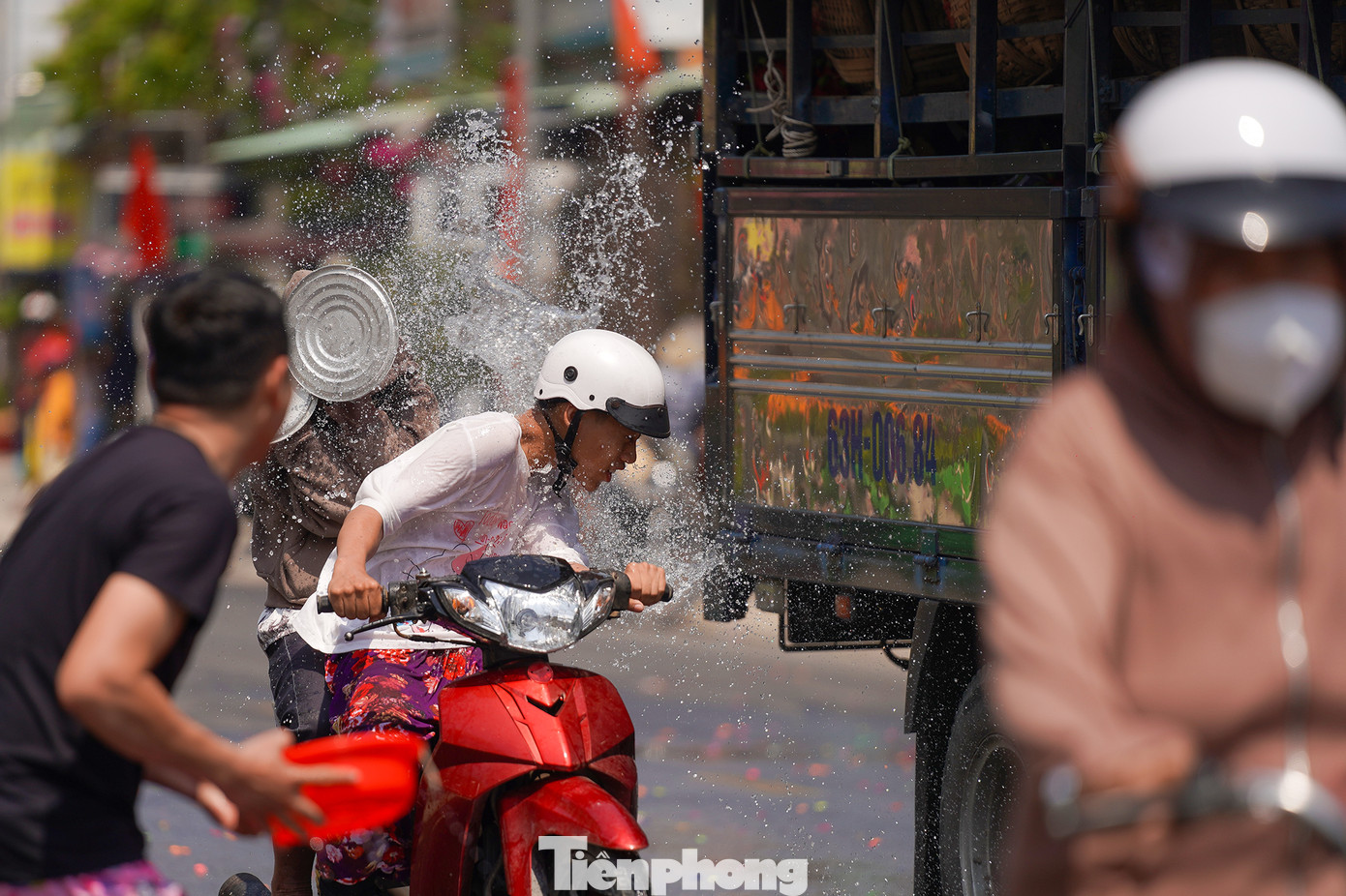 Lễ hội làm Chay năm 2024 ghi nhận hình ảnh người dân tham gia tạt nước vào người đi đường không đảm bảo an toàn giao thông.