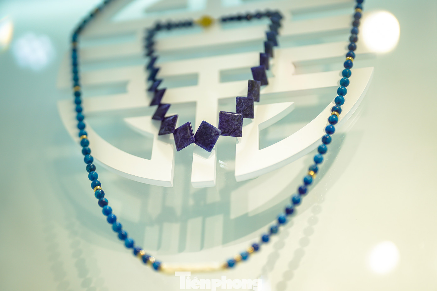 Bộ sưu tập trang sức bằng đá lưu ly của người Hoa thời Nguyễn cực hiếm. Ông Đỗ Hùng cho biết thêm: “Bảo tàng Trang sức 54 dân tộc Việt Nam ra đời với các hiện vật gốc và trang sức có niên đại hơn 2.500 năm trước đến thế kỷ 20 của 54 dân tộc Việt Nam. Mục đích là giới thiệu, phản ánh 54 sắc thái văn hóa đan xen, sống động, mỹ lệ và đa dạng hội tụ của các dân tộc Việt Nam với bạn bè quốc tế”.