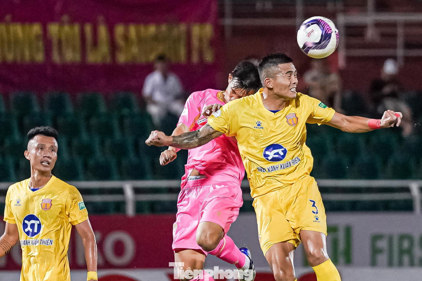 Đội bóng thành Nam tuy thiếu người nhưng lên công về thủ nhịp nhàng.