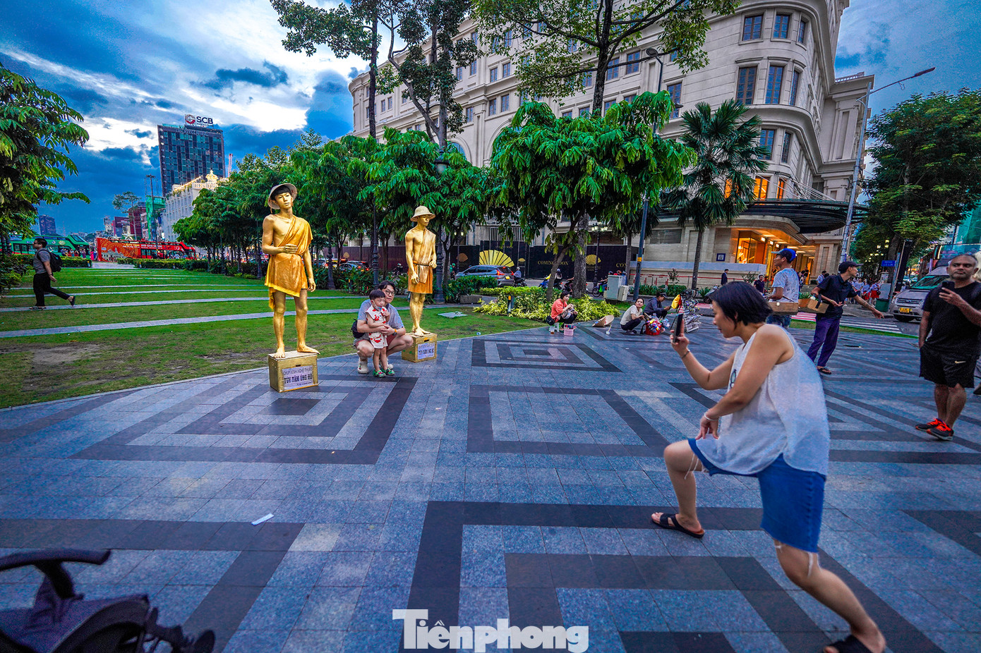 Đường Đồng Khởi hiện nay được xem là một trong những con đường đắt đỏ nhất thế giới. Giá bất động sản tại đây đã đạt đến mức 3 tỷ đồng/m2 cho một số vị trí. Không chỉ gây ấn tượng với giá trị bất động sản cao, Đồng Khởi còn nổi tiếng với mức giá thuê mặt bằng bán lẻ cao nhất châu Á, đứng thứ 13 toàn cầu. Mức giá thuê mặt bằng bán lẻ tại đây đạt 390 USD/m2, tương đương khoảng 100 triệu đồng/m2. Con đường này có mức giá thuê cao hơn nhiều so với các tuyến phố nổi tiếng ở Đức, Hà Lan hay Thái Lan.