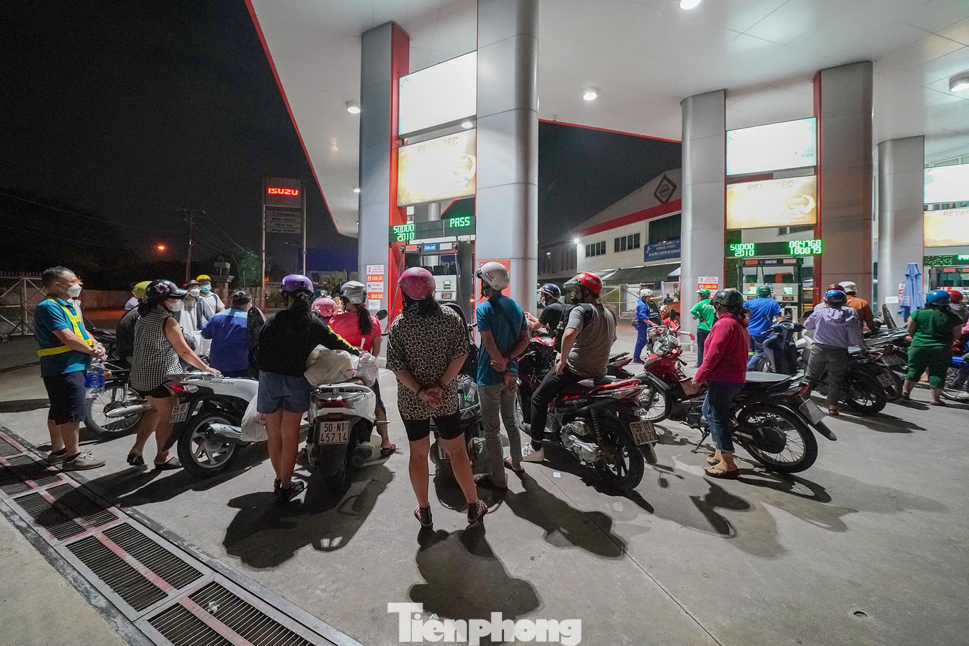 Người dân xếp hàng dài tại cây xăng nằm trên đường M1, khu công nghiệp Tân Bình. Có người mang theo cả can nhựa chờ mua xăng.