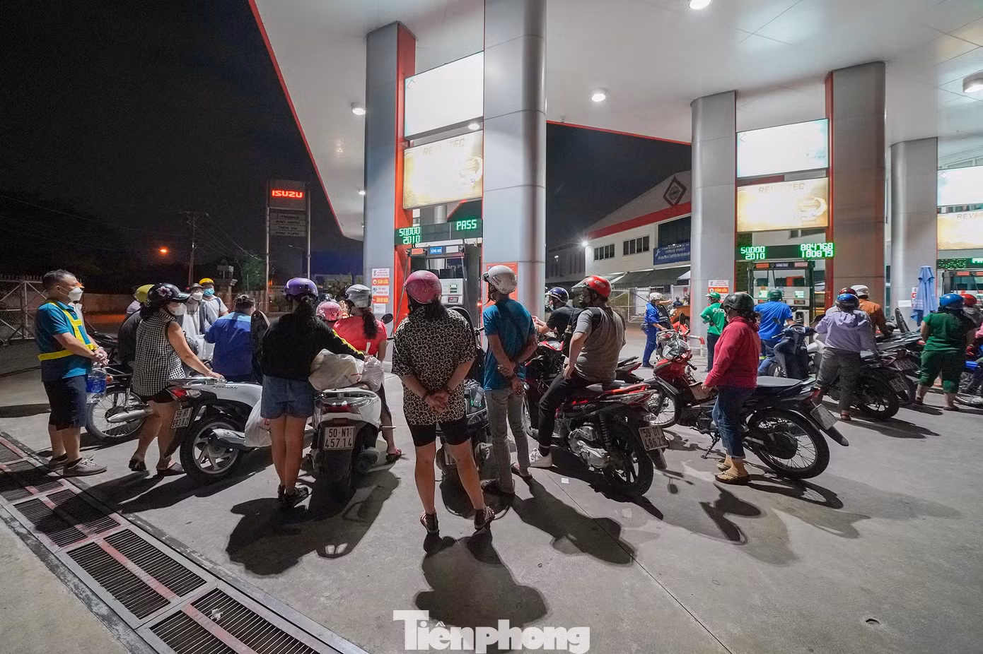 Người dân xếp hàng dài tại cây xăng nằm trên đường M1, khu công nghiệp Tân Bình. Có người mang theo cả can nhựa chờ mua xăng. Người dân xếp hàng dài tại cây xăng nằm trên đường M1, khu công nghiệp Tân Bình. Có người mang theo cả can nhựa chờ mua xăng.