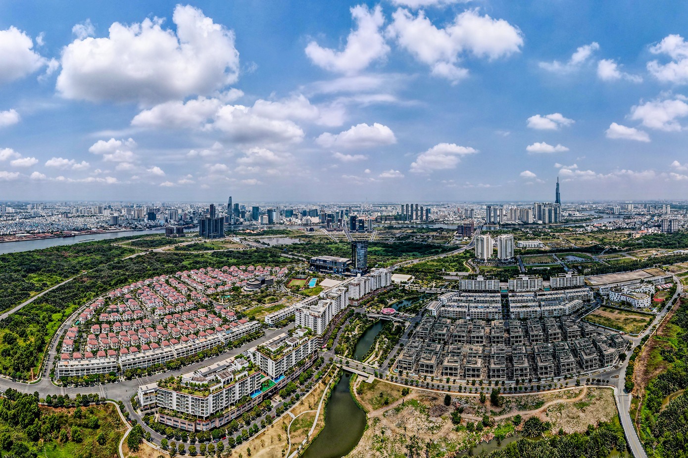 Khu vực Thủ Thiêm tồn tại hai hình ảnh đối lập của các khu căn hộ.