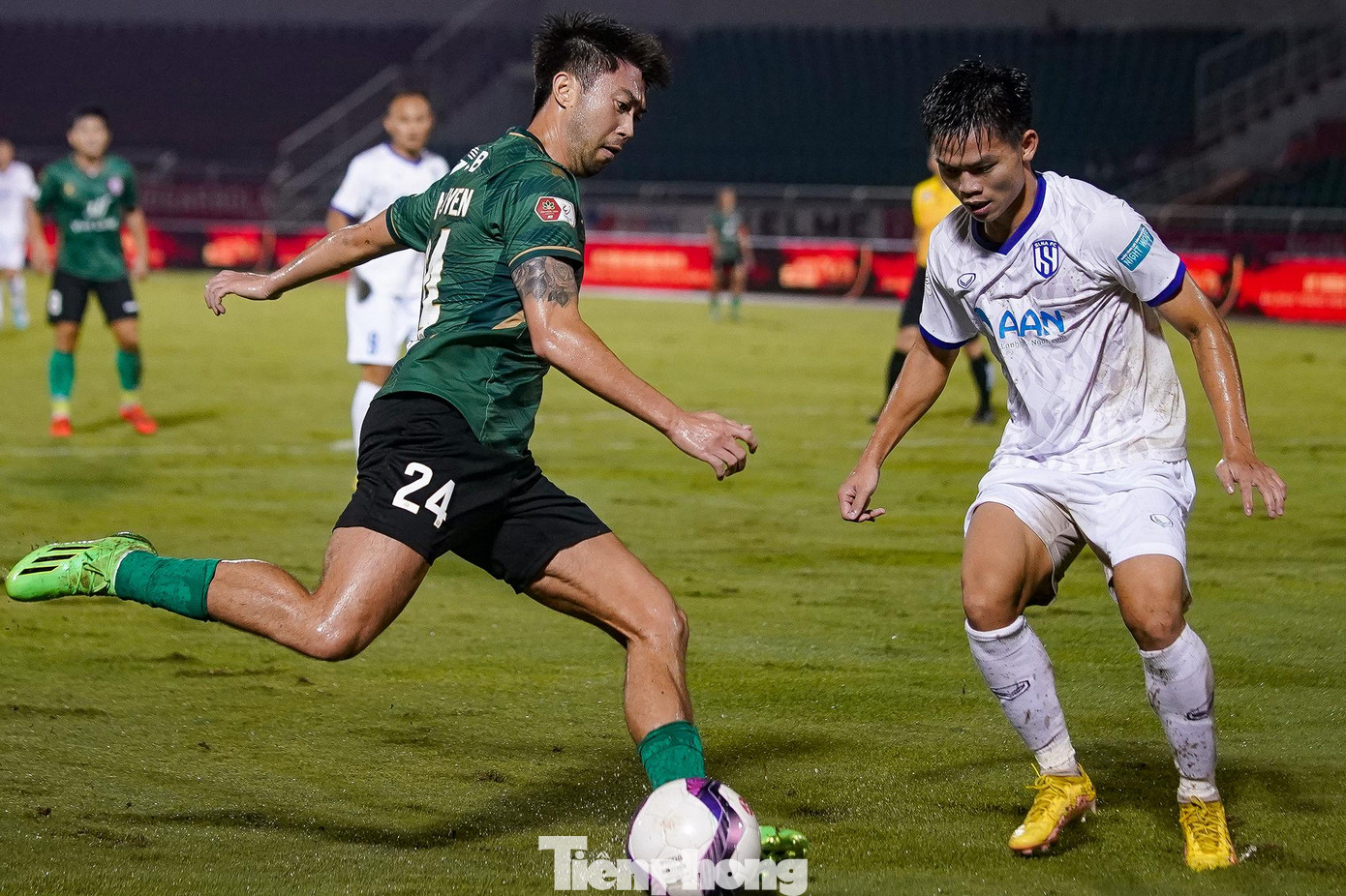 Lee Nguyễn và Daniel Green ghi bàn cho đội chủ nhà nhưng không thể cản được Văn Đức giúp Sông Lam Nghệ An hòa 2-2 ở vòng 21 diễn ra vào tối 23/10 trên sân Thống Nhất.