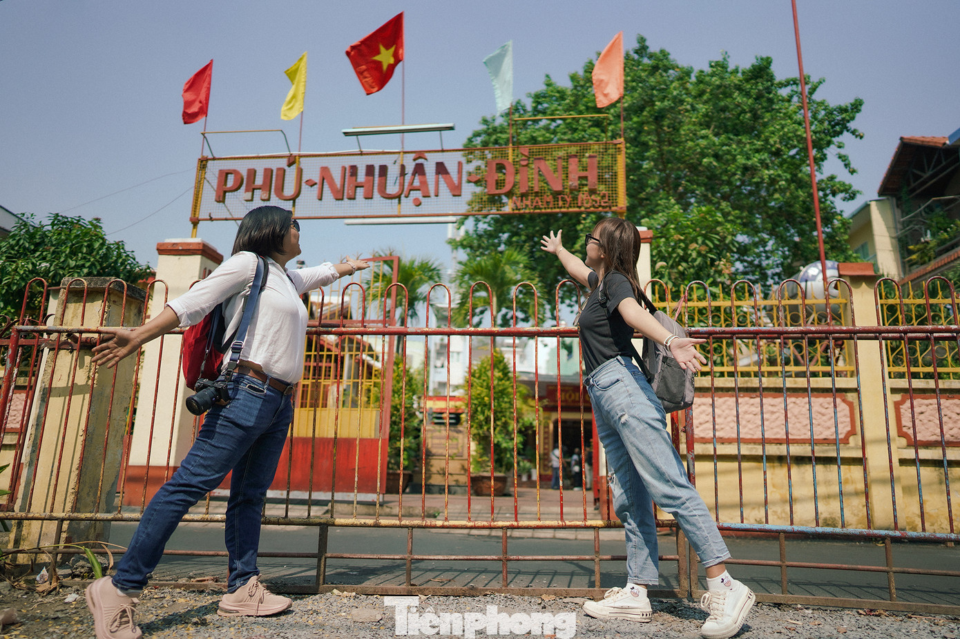 Tham gia tour, du khách lần lượt khám phá các điểm đến tại Phú Nhuận như: di tích Kiến trúc Nghệ thuật quốc gia “Đình Phú Nhuận” có tuổi đời hơn 200 năm; thăm di tích lịch sử quốc gia “Trụ sở Phái đoàn liên lạc Bộ Tổng tư lệnh Quân đội nhân dân Việt Nam”; di tích Kiến trúc Nghệ thuật cấp Thành phố “Lăng Võ Tánh” và trải nghiệm ẩm thực tại Phố ẩm thực Phan Xích Long.