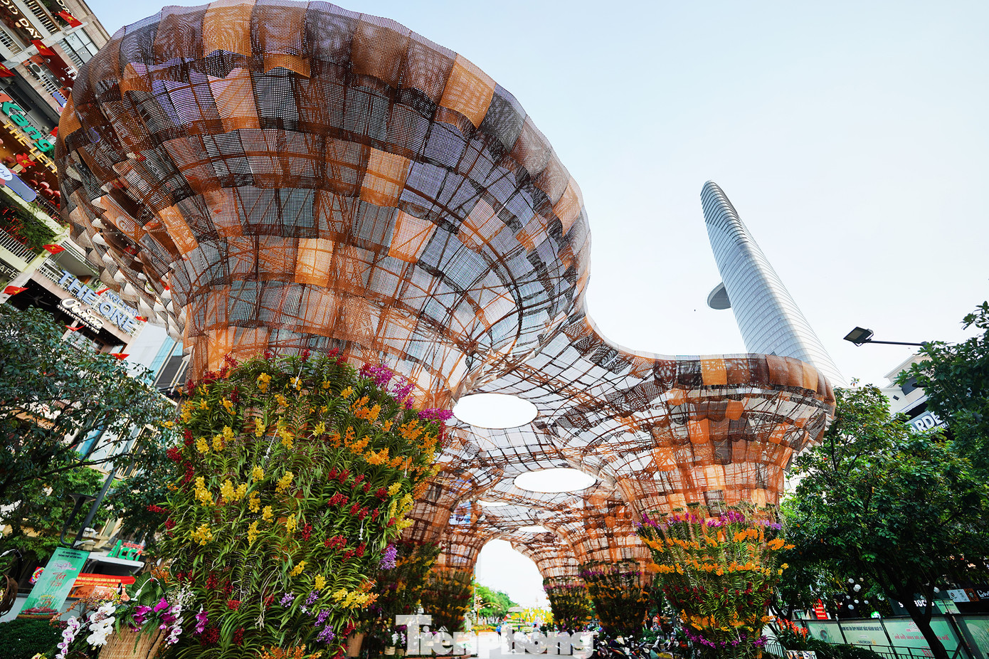 Khu vực đại cảnh với hàng nghìn tấm ốp mây tre được thiết kế đan thưa, sử dụng làm trần và cột, chiều cao khoảng 8 m, trải rộng trên diện tích gần 1.000 m2.