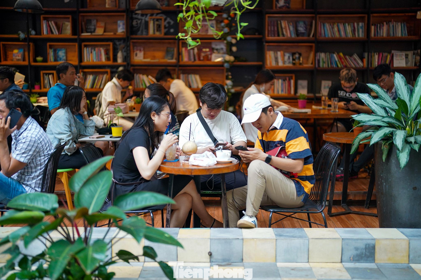 Cà phê đường sách Nguyễn Văn Bình, một địa chỉ ưa chuộng của giới trẻ.