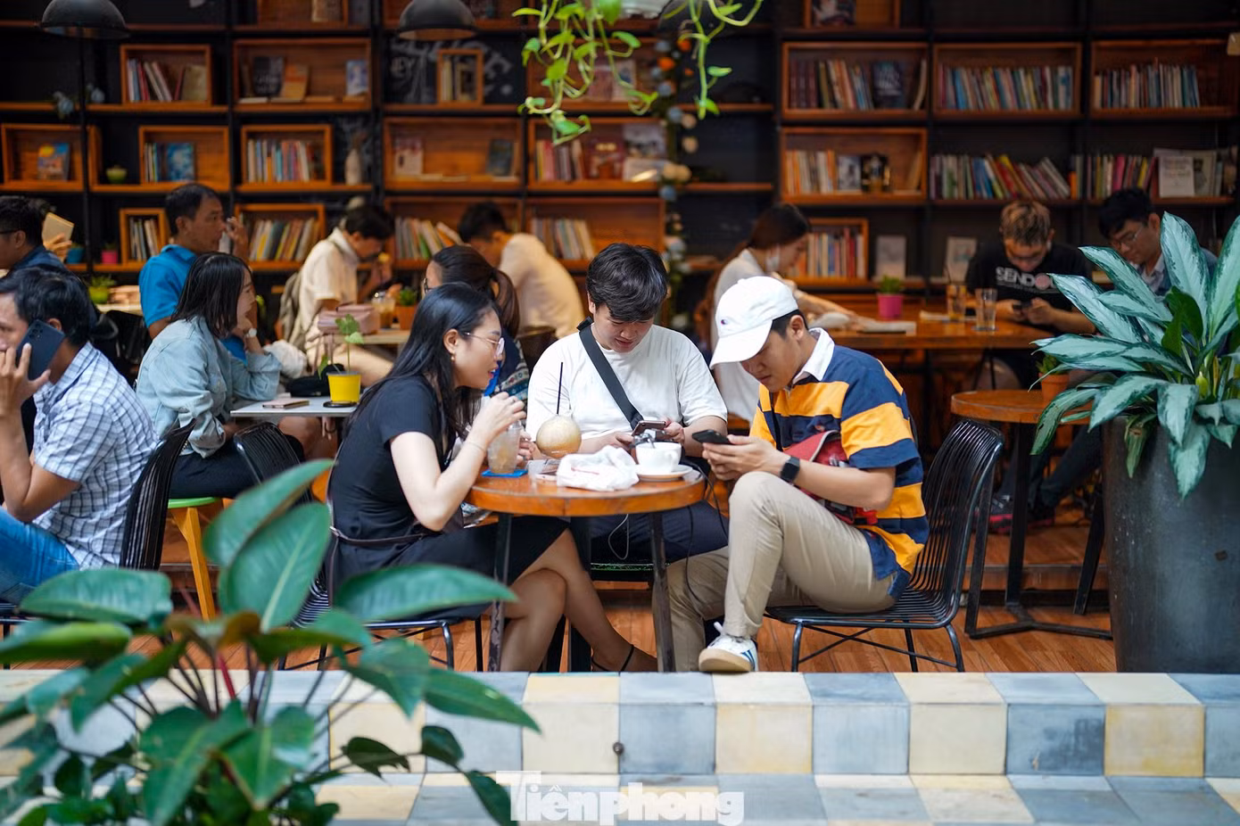 Cà phê đường sách Nguyễn Văn Bình, một địa chỉ ưa chuộng của giới trẻ.