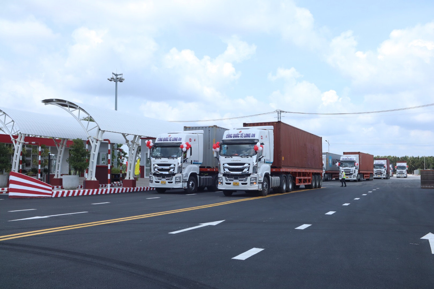 Cảng Quốc tế Long An đang tích cực phát triển năng lực khai thác container. Trong giai đoạn này, Cảng đầu tư 6 thiết bị cẩu STS, 18 cẩu RTG được sản xuất, lắp ráp 100% tại Nhật Bản, từ nhà sản xuất hàng đầu thế giới Mitsui E&amp;S Machinery.