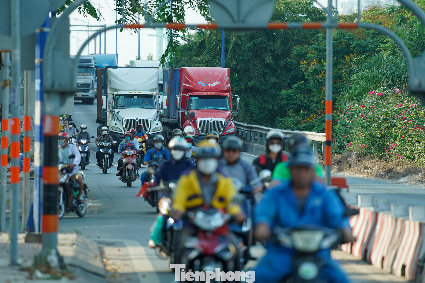 Vừa qua, UBND TPHCM đã có công văn số 336lVP-DA ngày 13/1/2023 chỉ đạo: Giao Ban Quản lý dự án đầu tư xây dựng các công trình giao thông khẩn trương chủ trì, phối hợp với các đơn vị liên quan giải quyết dứt điểm các vướng mắc, tồn tại liên quan đến dự án, hoàn thiện các thủ tục để triển khai thi công các hạng mục còn lại trước ngày 15/2/2023 và hoàn thành công trình vào tháng 8/2023, phải đảm bảo chất lượng, hiệu quả đầu tư, không được chậm trễ.