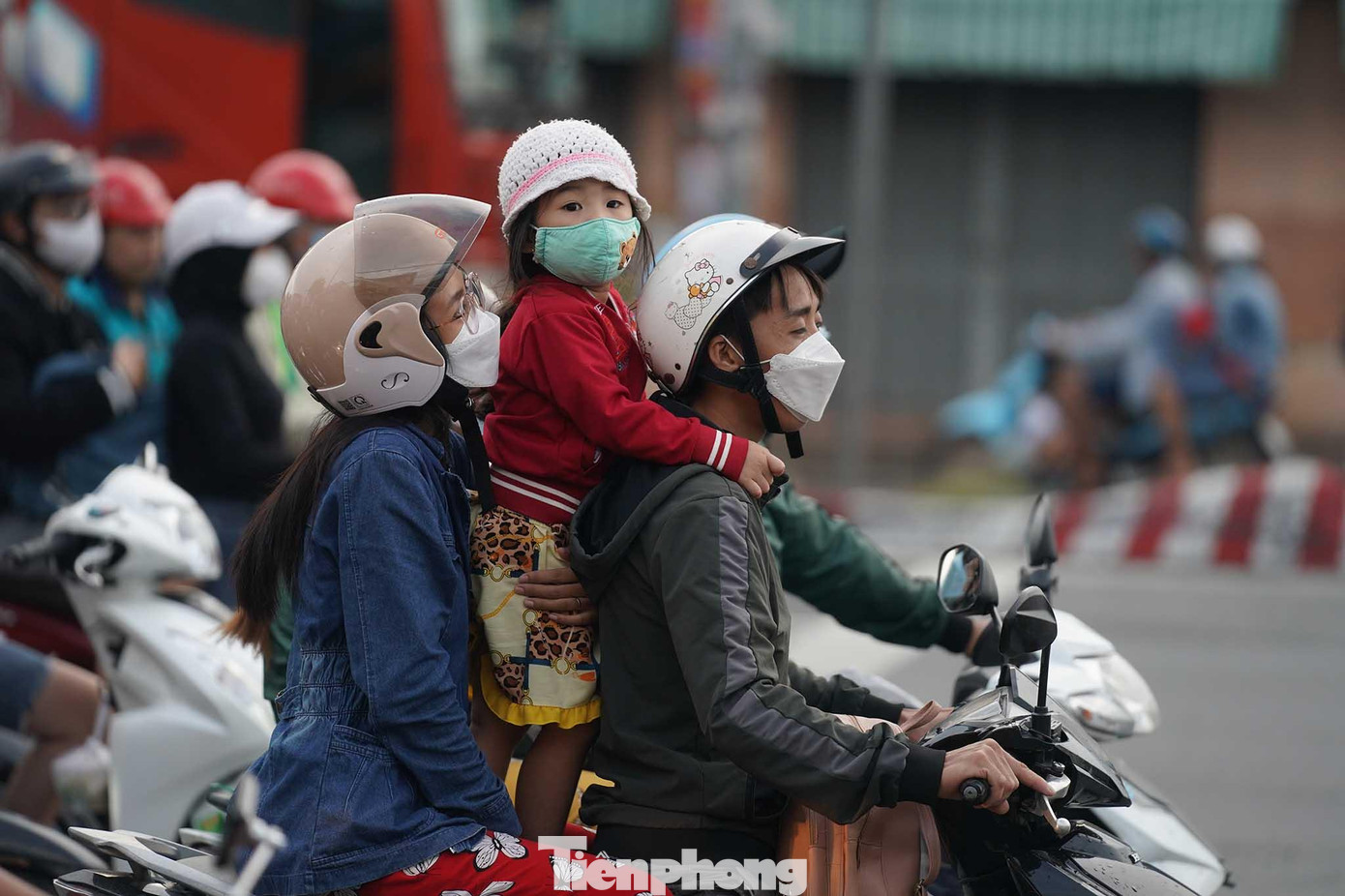 Hỏi nhanh một người dân dừng chờ đèn đỏ, anh này cho biết: &quot;Cả nhà về quê ở Kiên Giang từ mấy ngày trước. Chuyến này về quê thật ý nghĩa, không như hai năm trước, chầu chực ở chốt kiểm soát dịch COVID cả ngày trời. Nhớ lại thật ám ảnh&quot;.