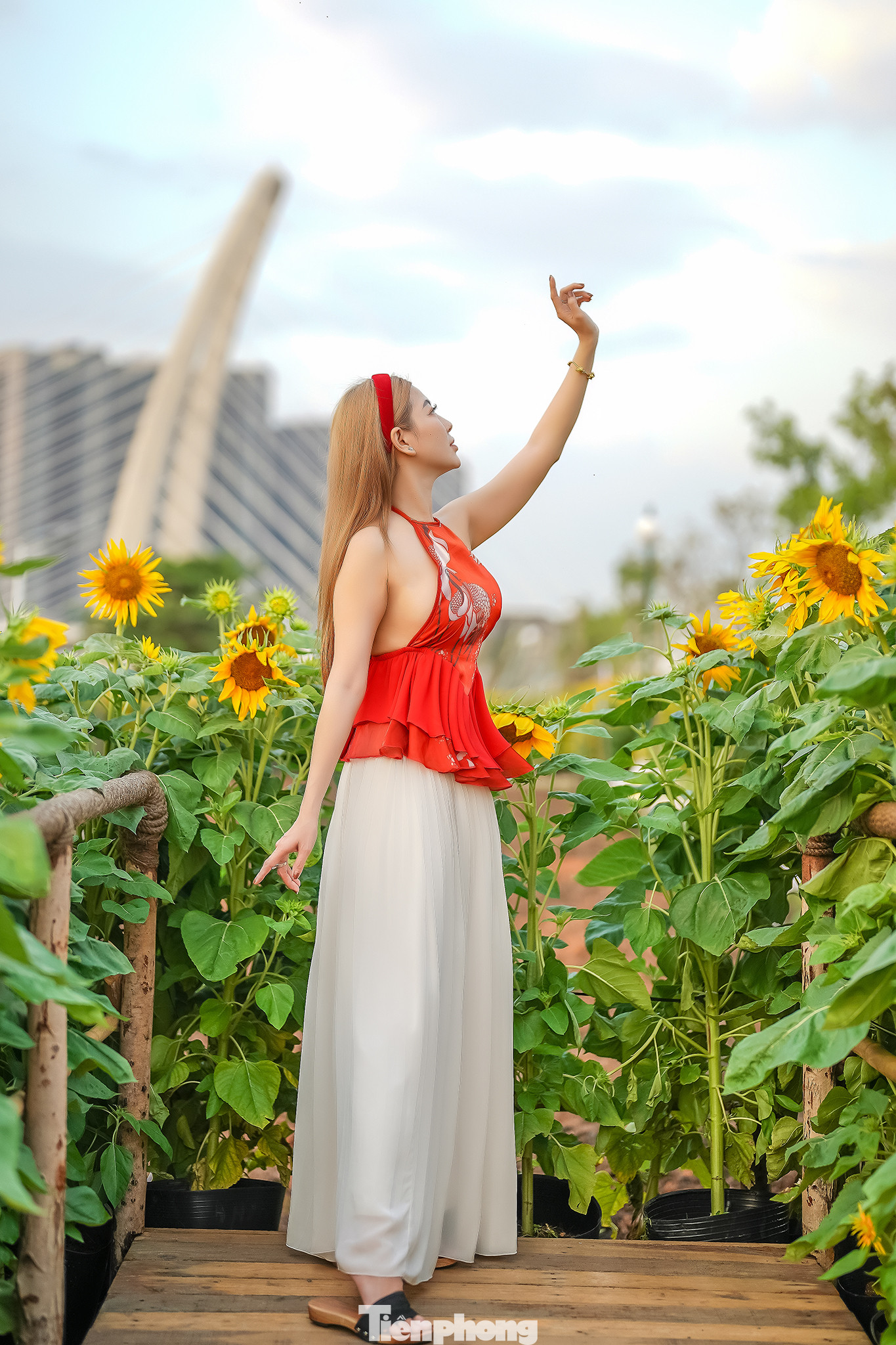 Thả dáng bên vườn hoa hướng dương, chị Tuyết tâm sự: "Cũng lâu rồi chưa ra đây và tôi cũng nghe bạn bè nói rất nhiều về công viên này. Giờ ra mới biết đúng là quá đẹp, nhất là đi lúc ráng chiều"..