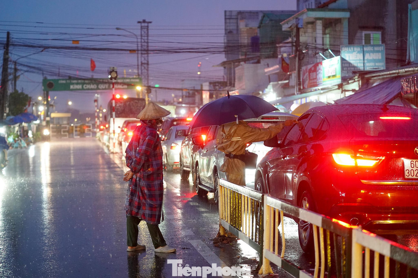 Nhân viên bán vé phải che ô, đi đến từng xe. Bên cạnh đó, còn bố trí thêm một nhân viên phụ trực, cảnh báo dòng phương tiện lưu thông ngược lại từ hướng phà lên. Nhân viên bán vé phải che ô, đi đến từng xe. Bên cạnh đó, còn bố trí thêm một nhân viên phụ trực, cảnh báo dòng phương tiện lưu thông ngược lại từ hướng phà lên.