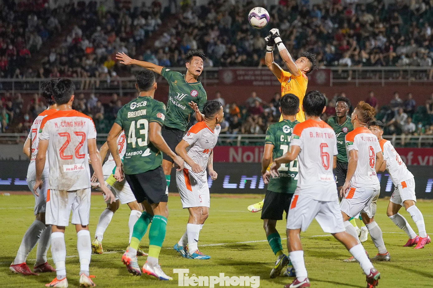 TPHCM dù cầm bóng nhiều hơn nhưng không tạo ra được cơ hội nào thật sự nguy hiểm. Hầu hết chỉ là những tình huống thoát xuống biên rồi tạt bóng vào trong cho tiền đạo đánh đầu nhưng không hiệu quả.