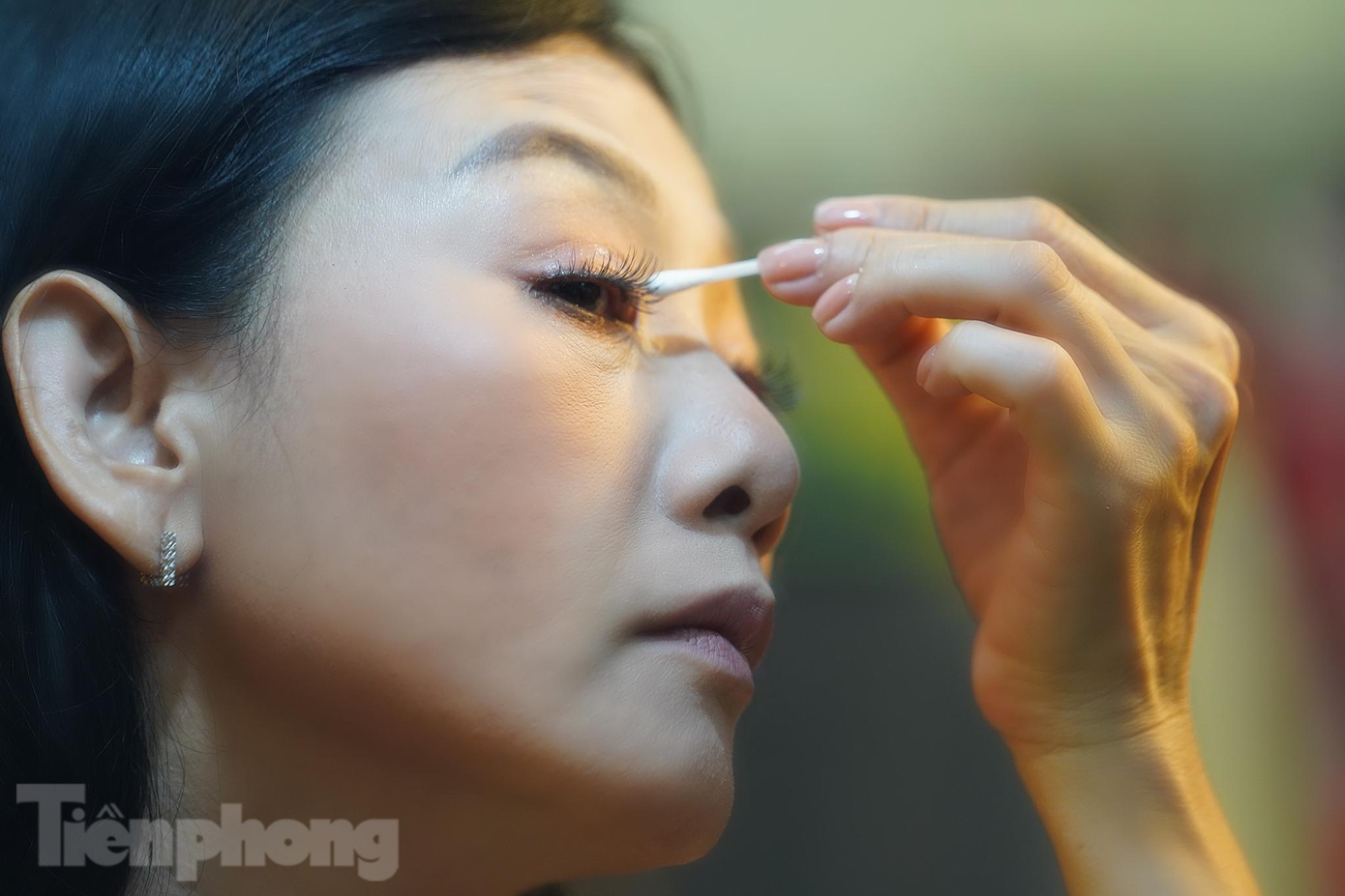 “Suất diễn cuối cùng của sân khấu kịch 5B là ngày 2/5/2021. Sau suất diễn đó, chúng tôi tạm ngưng cho đến tận bây giờ. Sân khấu 5B hoạt động theo hình thức xã hội hoá, nếu không đi diễn thì mọi người làm công việc tay trái để có thu nhập. Đầu tháng 10/2021, TPHCM mở cửa nhưng hầu hết các sân khấu đều ‘nín thở’ theo dõi diễn biến dịch nhằm ‘bảo toàn’ vốn, không dám đầu tư. Chúng tôi rất sợ việc cứ đóng rồi lại mở. Trước dịch, một ngày chúng tôi có thể diễn 3 suất. Hiện tại, không chỉ riêng chúng tôi mà hầu hết các sân khấu đều cố gắng duy trì 2 suất mỗi ngày. Một điều rất hạnh phúc là mỗi suất đều có đạt 2/3 số ghế. Trong ba tháng tới, chúng tôi cố gắng duy trì hoạt động để giữ lửa nghề và xây dựng thêm các kịch bản mới”, bà bầu-NSƯT Mỹ Uyên chia sẻ sau cánh gà.