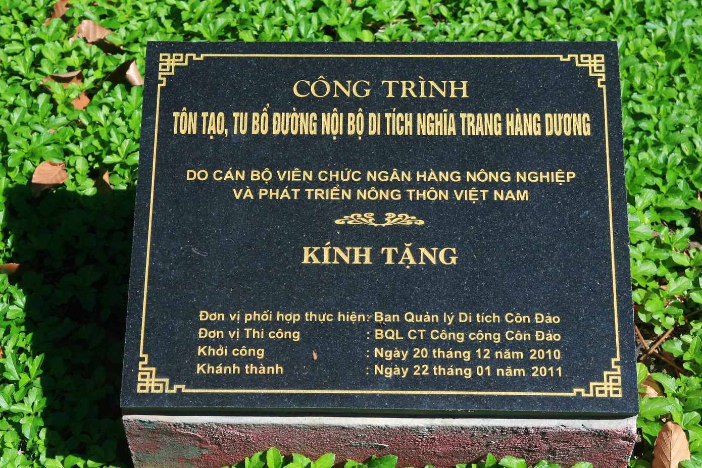 Trước đây nghĩa trang mở cửa đến 24h, nhưng do tình hình dịch bệnh, hiện tại du khách chỉ có thể viếng thăm đến 22h. Bạn chú ý mặc trang phục lịch sự. Trước đây nghĩa trang mở cửa đến 24h, nhưng do tình hình dịch bệnh, hiện tại du khách chỉ có thể viếng thăm đến 22h. Bạn chú ý mặc trang phục lịch sự.