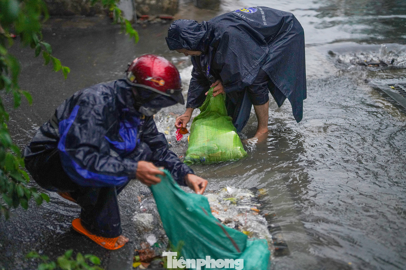 Đơn vị thoát nước TP Thủ Đức tổ chức dọn rác, khơi thông cống rãnh để nhanh thoát nước. Đơn vị thoát nước TP Thủ Đức tổ chức dọn rác, khơi thông cống rãnh để nhanh thoát nước.