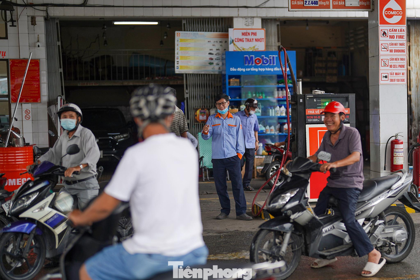 Bên trong cây xăng 79, nhân viên xua tay không bán và yêu cầu khách hàng tìm nơi khác.
