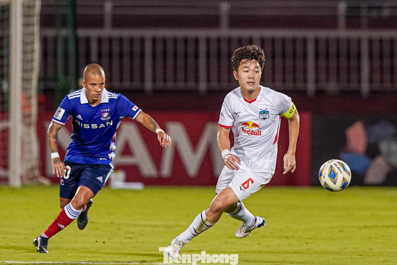 Phút thứ 4, Lương Xuân Trường có tình huống chuyền bóng không chính xác ở khu vực giữa sân, tạo điều kiện cho Yokohama F. Marinos phản công nhanh. May mắn là hàng thủ của HAGL đã kịp thời hoá giải được tình huống tấn công này của đối thủ. Phút thứ 4, Lương Xuân Trường có tình huống chuyền bóng không chính xác ở khu vực giữa sân, tạo điều kiện cho Yokohama F. Marinos phản công nhanh. May mắn là hàng thủ của HAGL đã kịp thời hoá giải được tình huống tấn công này của đối thủ.