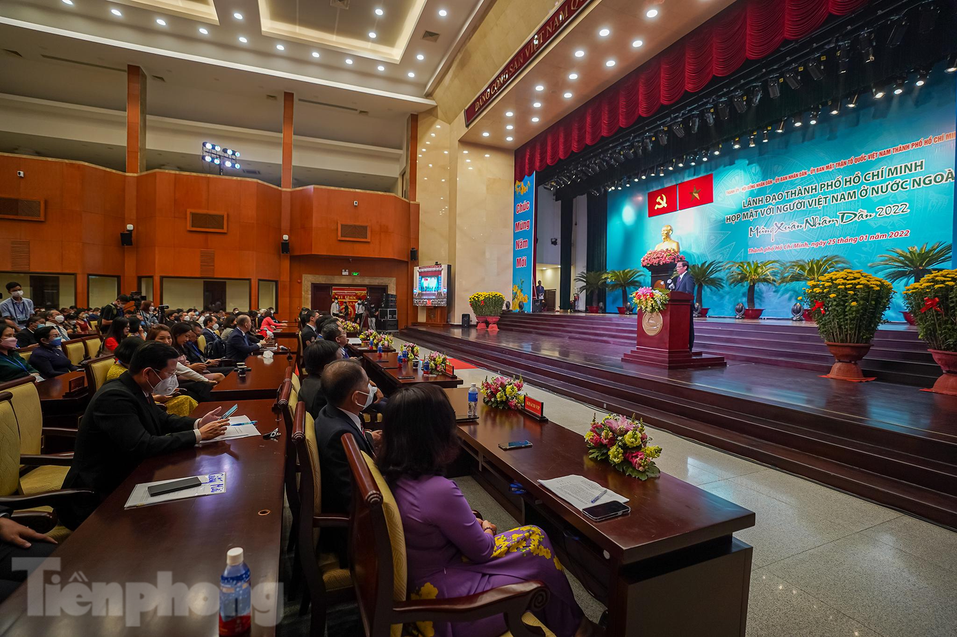 Chủ tịch TPHCM cũng cho biết, qua đại dịch đã bộc lộ lên nhiều vấn đề mà bình thường khó thấy như: vấn đề quản trị của thành phố, bất cập từ cơ cấu kinh tế, các vấn đề xã hội… Qua đại dịch cũng đã đặt ra nhiều bài toán khó cho thành phố như là xây dựng đô thị thông minh, chuyển đổi số, xã hội số…hiện tại. “Nhân dịp này, TPHCM mong bà con chia sẻ, nghiên cứu, góp ý đồng hành cùng thành phố để giải những bài toán khó đặt ra, tìm động lực mới để phát triển”, ông Mãi đề nghị.