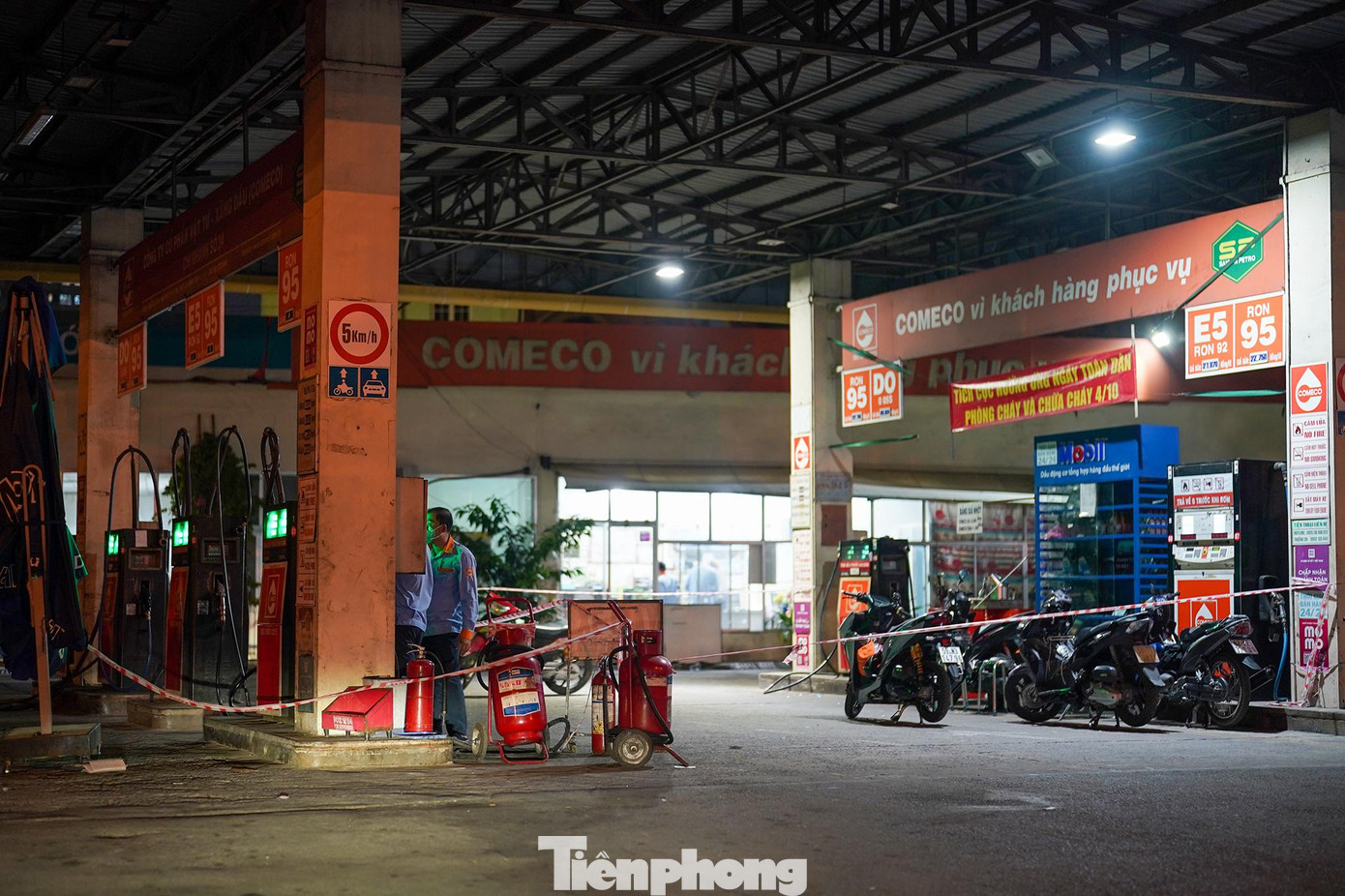 Cây xăng nằm dưới chân cầu vượt Hương Lộ 2 (Quốc lộ 1A) tự "phong toả" khi chưa đến 21h.