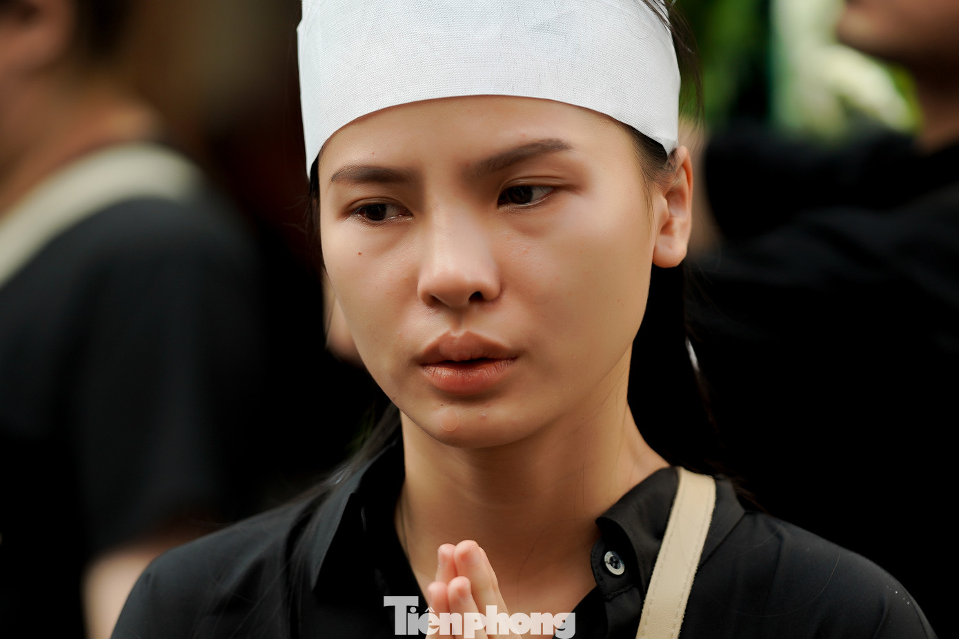 Một thành viên trong gia đình không kiềm được sự xúc động với đôi mắt ngấn lệ.