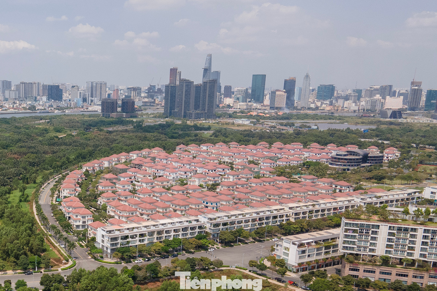 Một góc Khu đô thị Sala ở Thủ Thiêm. Khu đô thị này được xây dựng trên quỹ đất rộng hơn 150ha, nằm tại số 10 Mai Chí Thọ, Khu đô thị mới Thủ Thiêm. Đây là dự án khu đô thị đầu tiên được triển khai xây dựng tại Khu đô thị Thủ Thiêm, ra mắt từ năm 2015.