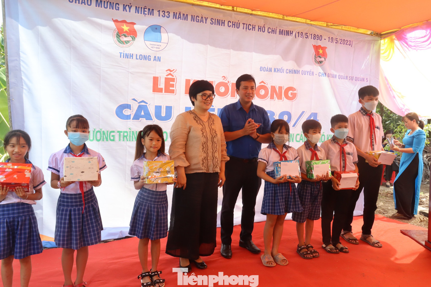 Ban Thường vụ Tỉnh Đoàn trao quà cho các học sinh nghèo hiếu học.