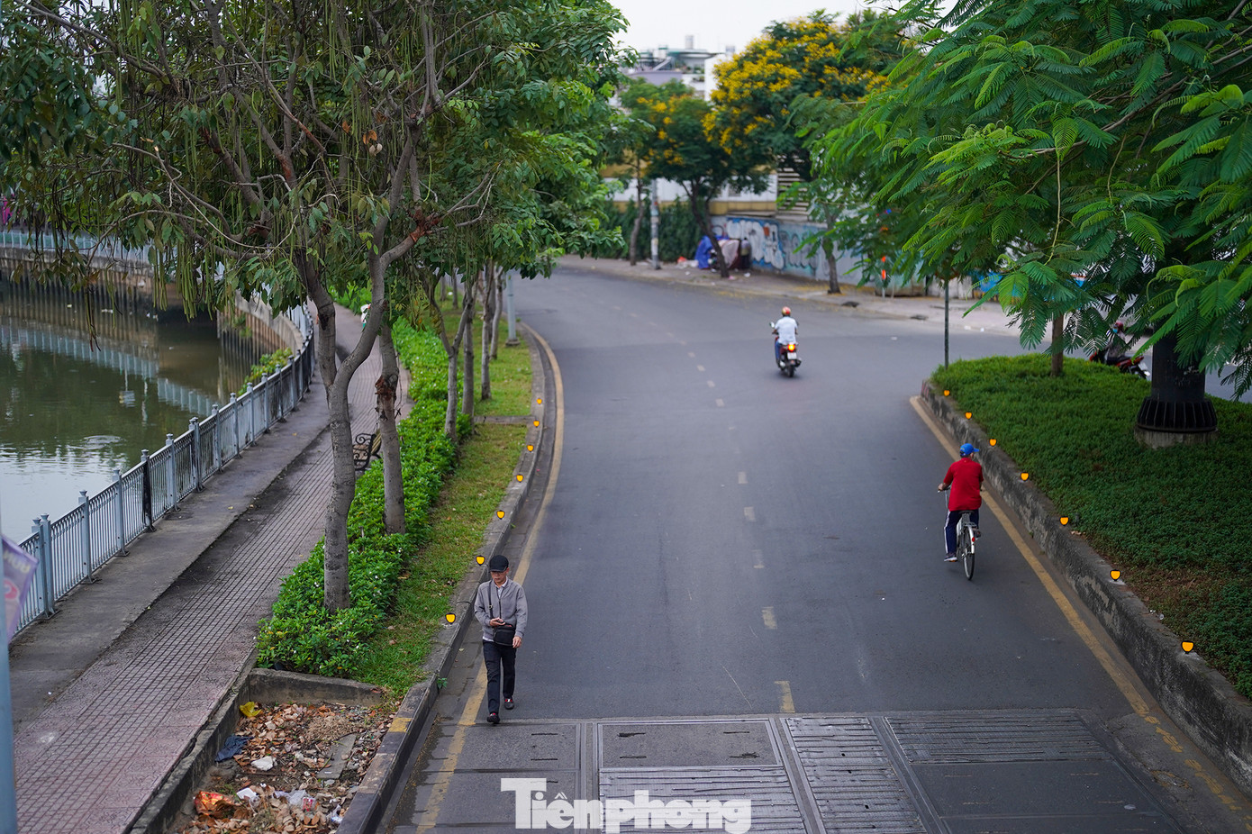 Một đoạn bờ kè kênh Nhiêu Lộc thuộc phía đường Hoàng Sa dường như vẫn còn "say ngủ".