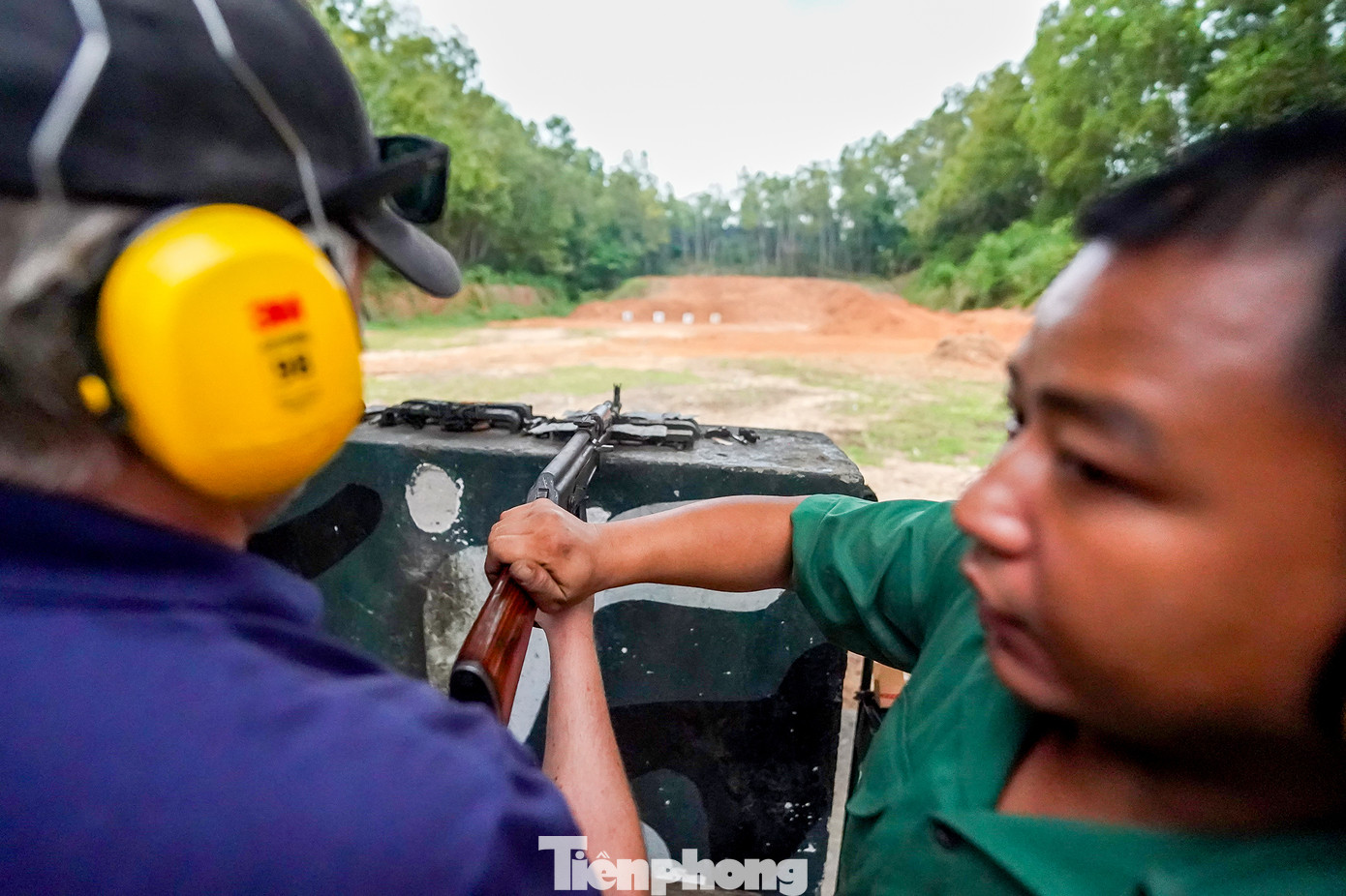 Du khách Tomas Wilson cùng bạn đến từ Australia chia sẻ: "Đây là lần đầu tiên tôi bắn súng thật, tôi đã bắn 10 phát súng AK47. Chắc chắn tôi sẽ quay lại nơi đây lần nữa vì được trải nghiệm môn thể thao hấp dẫn này".
