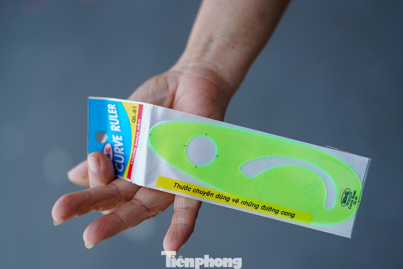 Một giáo viên chuẩn bị đồ dùng chuyên toán, đứng đợi với phụ huynh trước cổng. &quot;Chuẩn bị hết, các con cần gì là chúng tôi đáp ứng ngay. Tất cả chỉ để các con toàn tâm cho việc thi cử&quot;, cô giáo dạy Toán Phạm Thị Minh Thu, trường THCS Hà Huy Tập tâm sự.