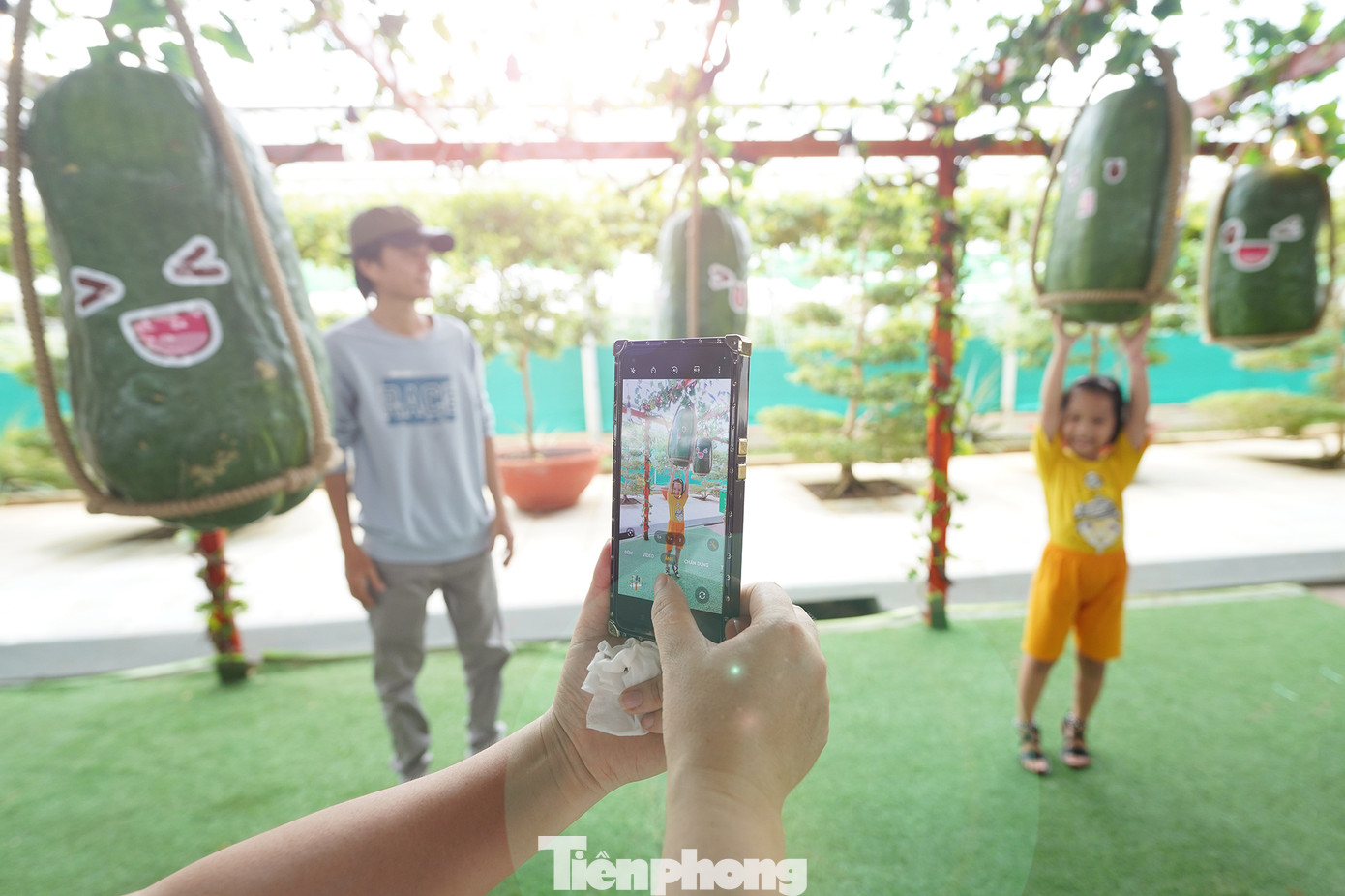 "Nhìn hay lắm, lần đầu tôi mới thấy mấy trái bí đao như thế này. Tôi đang háo hức chờ xem triển lãm tạo hình trái cây nghệ thuật và mấy chú bò sát trong ngày hội sinh vật cảnh", chị Lê Thu Thảo (ngụ quận 7) chia sẻ.