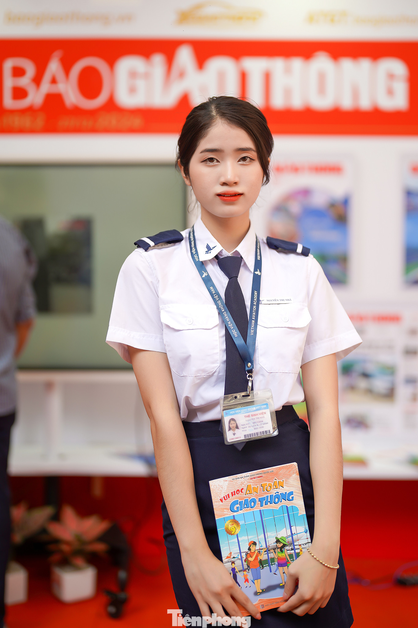 Phóng viên- MC Mỹ Uyên (báo Người lao động) và một học viên Học viện Hàng không tại Hội báo.