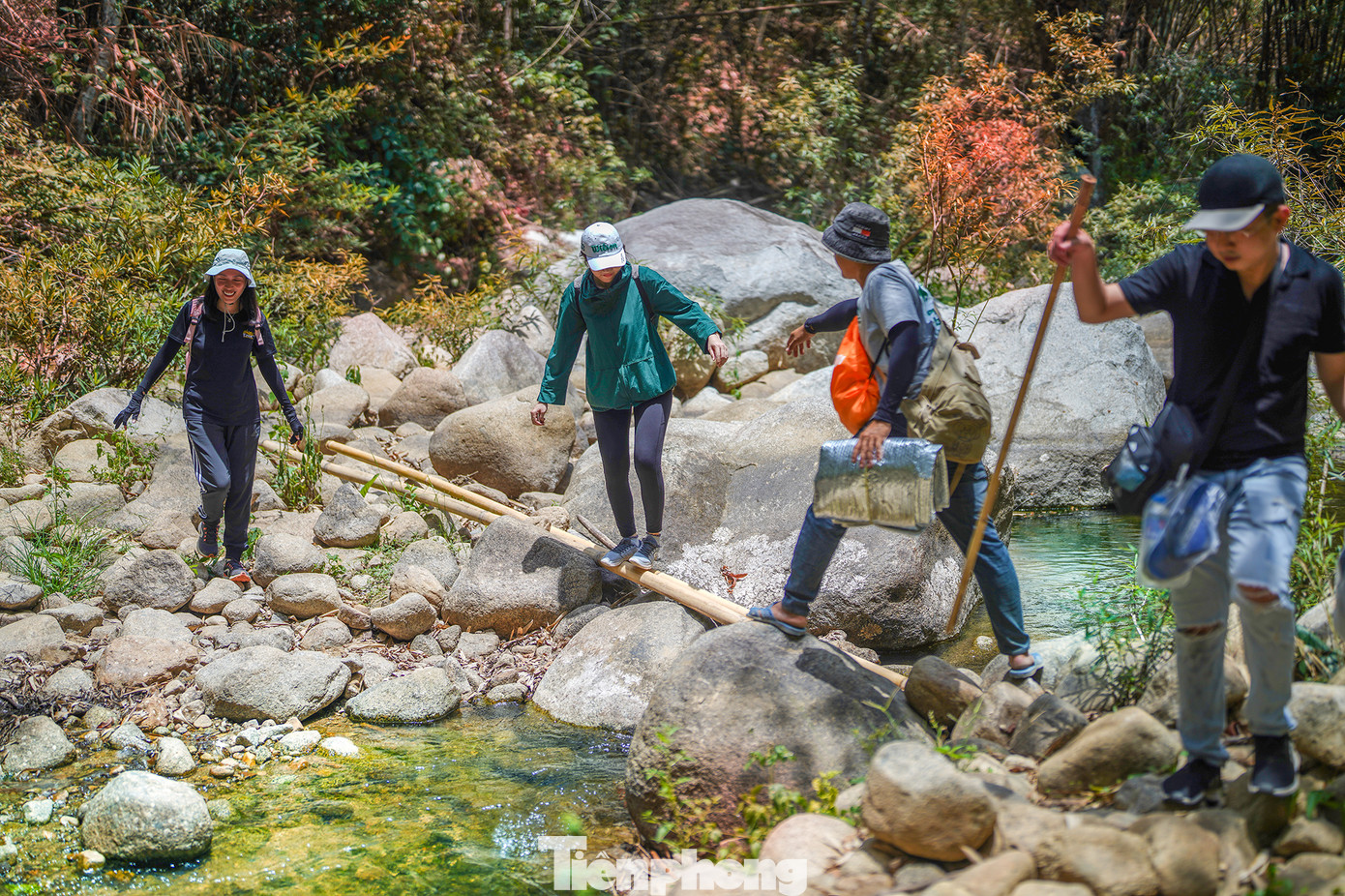 Nếu là một người đam mê trekking thì Đa Mi cũng là một địa điểm bạn có thể thử sức. Bạn có thể tham khảo lộ trình xuất phát từ xã Đa Mi, đi bộ khoảng 7 km với những con đường dốc và khá gập ghềnh. Nếu đi từ đảo Du Mục, du khách được đò đưa qua điểm tập kết, đi cung đường khoảng 3km là có thể lên được suối Đá Bàn. Nếu là một người đam mê trekking thì Đa Mi cũng là một địa điểm bạn có thể thử sức. Bạn có thể tham khảo lộ trình xuất phát từ xã Đa Mi, đi bộ khoảng 7 km với những con đường dốc và khá gập ghềnh. Nếu đi từ đảo Du Mục, du khách được đò đưa qua điểm tập kết, đi cung đường khoảng 3km là có thể lên được suối Đá Bàn.
