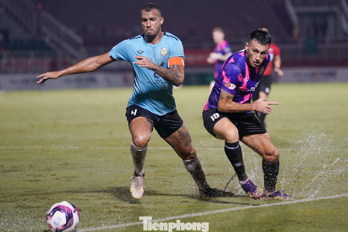 Mặt sân sũng nước khiến cầu thủ hỏng nhiều pha ngon ăn. Đội chủ nhà tổ chức ép sân liên tục.